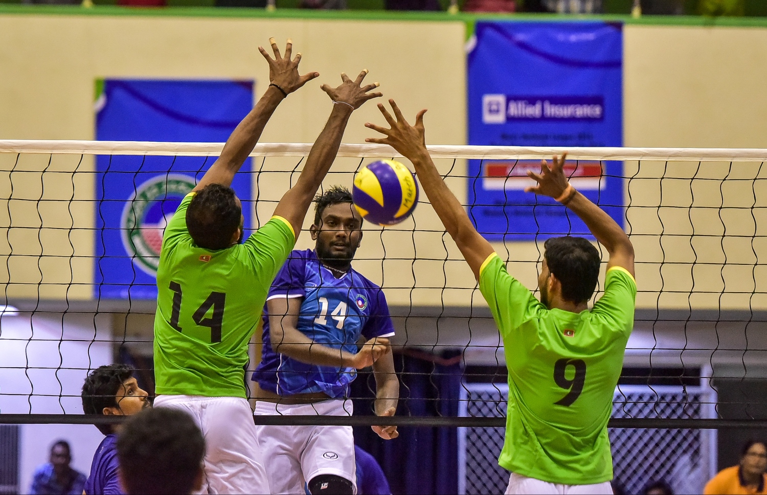 މާލެ: ނޮވެމްބަރު 2، 2016: ގައުމީ ވޮލީބޯޅަ ލީގު ހުޅުވުމުގެ ގޮތުން ކުޅުނު ހާއްސަ މެޗުން ރާއްޖޭން ހޮވާލެވުނު ކުޅުންތެރިންގެ ޓީމަކާއި ބިދޭސީންގެ ޓީމެއް ކުޅެނީ: 3-1 ސެޓުން ރާއްޖޭގައި ކުޅޭ ބިދޭސީ ކުޅުންތެރިންގެ ޓީމު ވަނީ ކުރި ހޯދައިފައި.--ފޮޓޯ: ނިޝާން އަލީ/ މިހާރު