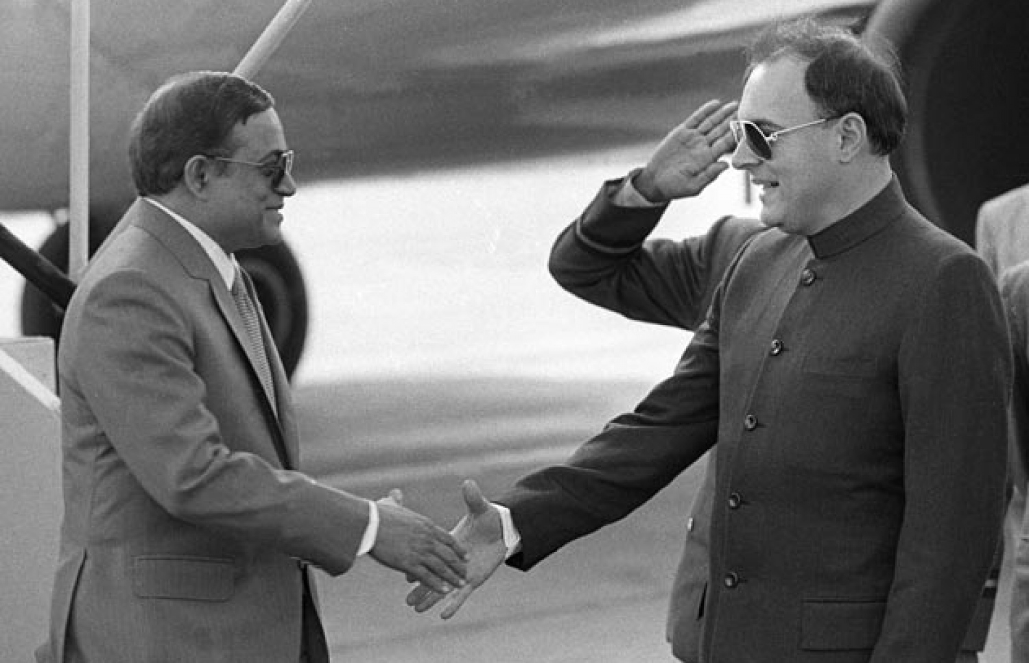 ރައީސް މައުމޫނާއި އިންޑިއާގެ ބޮޑުވަޒީރު ރަޖީވް ގާނދީ (ކ) ސަލާމް ކުރައްވަނީ. ވަރަށް ގާތް ރަހްމަތްތެރި ދެ ބޭފުޅުން.