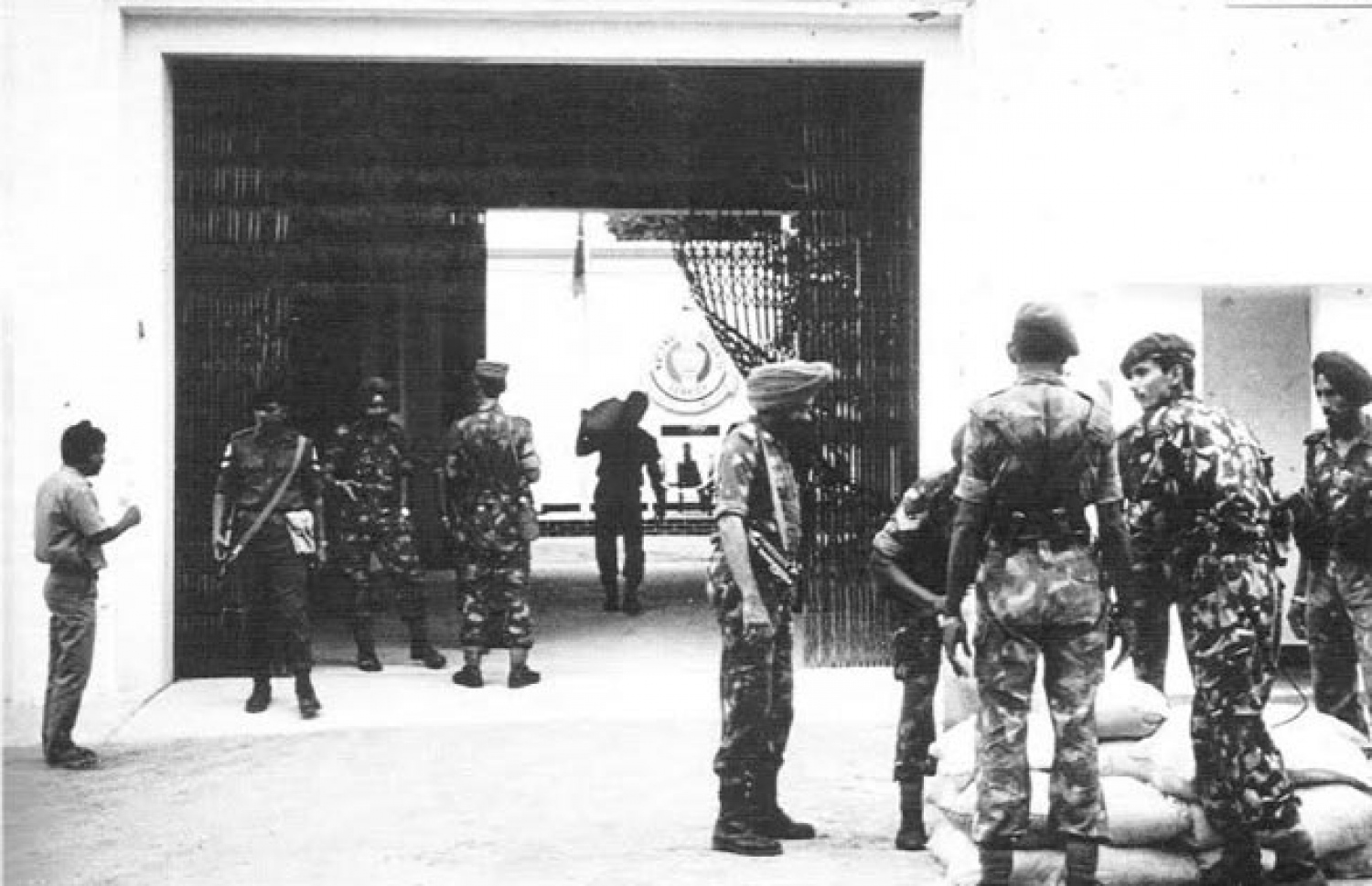 ނޮވެމްބަރު ތިނެއްގެ ހަމަލާ އަށް ފަހު ދިވެހި ސިފައިންނާއި އިންޑިއާ ސިފައިން، ބަނޑޭރިގޭ ކުރިމަތީގައި ސަލާމަތީ ކަންތައް ބަލަހައްޓަނީ