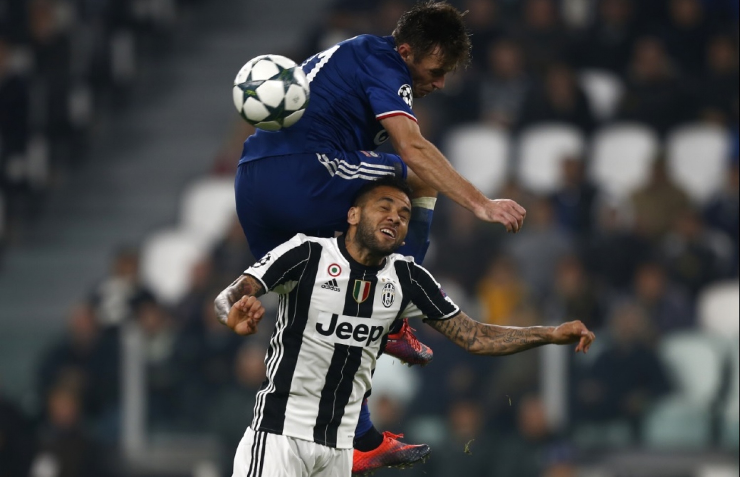 ލިޔޯންގެ ރީބަސް އާއި ޔުވެންޓަސްގެ ޑެނިއަލް އަލްވެސް ބޯޅައަށް މަސައްކަތްކުރަނީ. --ފޮޓޯ: އޭއެފްޕީ