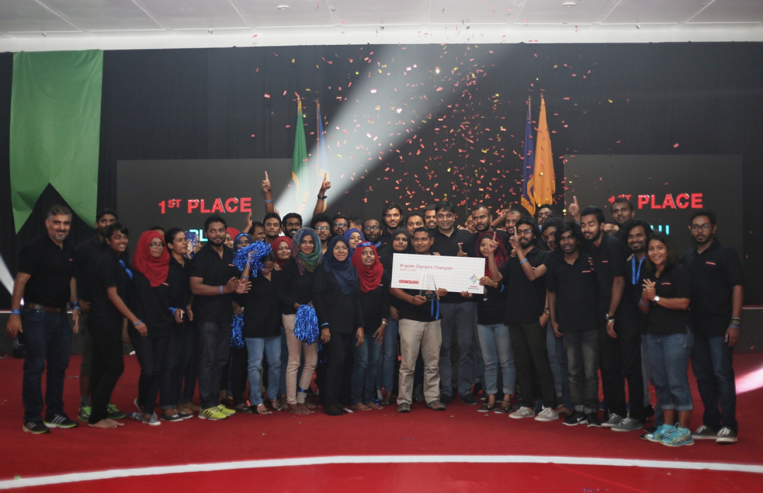 އުރީދޫ ބްރިގޭޑްގެ ހަރަކާތެއް ނިންމާލުމަށް ފަހު މުވައްޒަފުން އުފާ ފާޅުކުރަނީ.-- ފޮޓޯ: އުރީދޫ