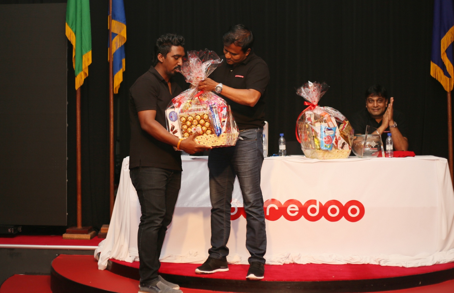 އުރީދޫ ބްރިގޭޑްގެ ހަރަކާތަކުން ވަަނައެއް ލިބުނު މުވައްޒަފަކާ ހަދިޔާ ހަވާލުކުރަނީ.-- ފޮޓޯ: އުރީދޫ