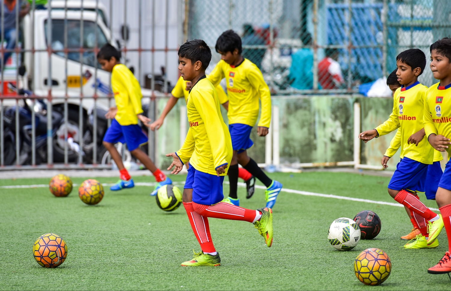 އާލީ ޓަޗް ފުޓްބޯލް އެކަޑަމީގެ ސެޝަނެއްގައި ކުދިން ތަމްރީން ހަދަނީ. --ފޮޓޯ: ނިޝާން އަލީ/ މިހާރު