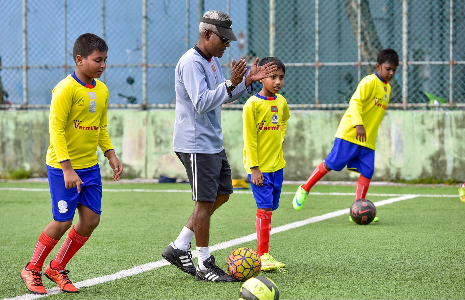 އާލީ ޓަޗް ފުޓްބޯލް އެކަޑަމީގެ ސެޝަނެއްގައި ހީނާ ކޯޗުކޮށްދެނީ. --ފޮޓޯ: ނިޝާން އަލީ/ މިހާރު