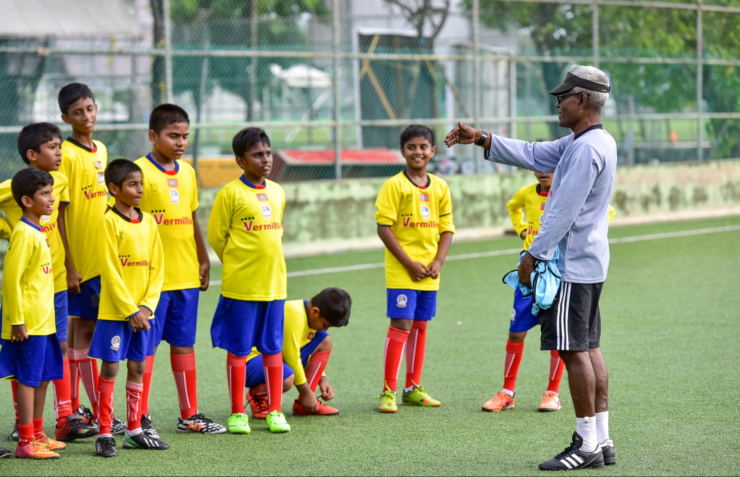އެކަޑަމީގެ ސެޝަނެއްގައި ހީނާ މީގެ ކުރިން ކޯޗުކޮށްދެނީ: އޭނާ މިހާރު މަސައްކަތް ކުރަނީ ވެލެންސިއާގެ އެކަޑަމީގައި --- ފައިލް ފޮޓޯ: ނިޝާން އަލީ | މިހާރު