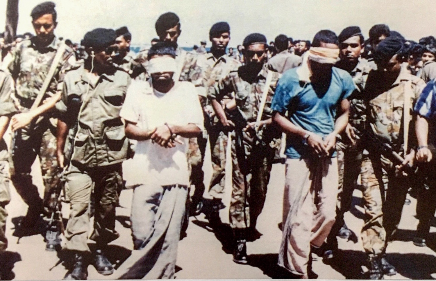 ހަމަލާގައި ބައިވެރިވި ބައެއް މީހުން ހައްޔަރުކޮށް ކަނުބަނދެގެން ގެންދަނީ