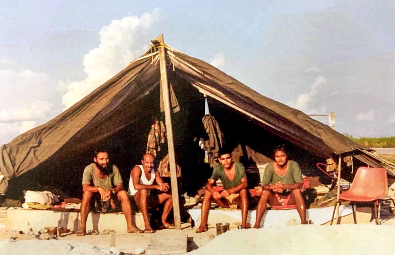 ތިނެއް ނޮވެމްބަރުގެ އުދުވާނީ ހަމަލާ އިން ރާއްޖެ ސަލާމަތް ކުރުމުގައި އެހީވުމަށް އައި އިންޑިއާ ސިފައިންގެ ބަޔަކު، އެމީހުން ތިބުމަށް ހުޅުލޭގައި ޖަހާފައިވާ ފޭލިގެއެއްގެ ކައިރީގައި މަޑުކޮށްލައިގެން.