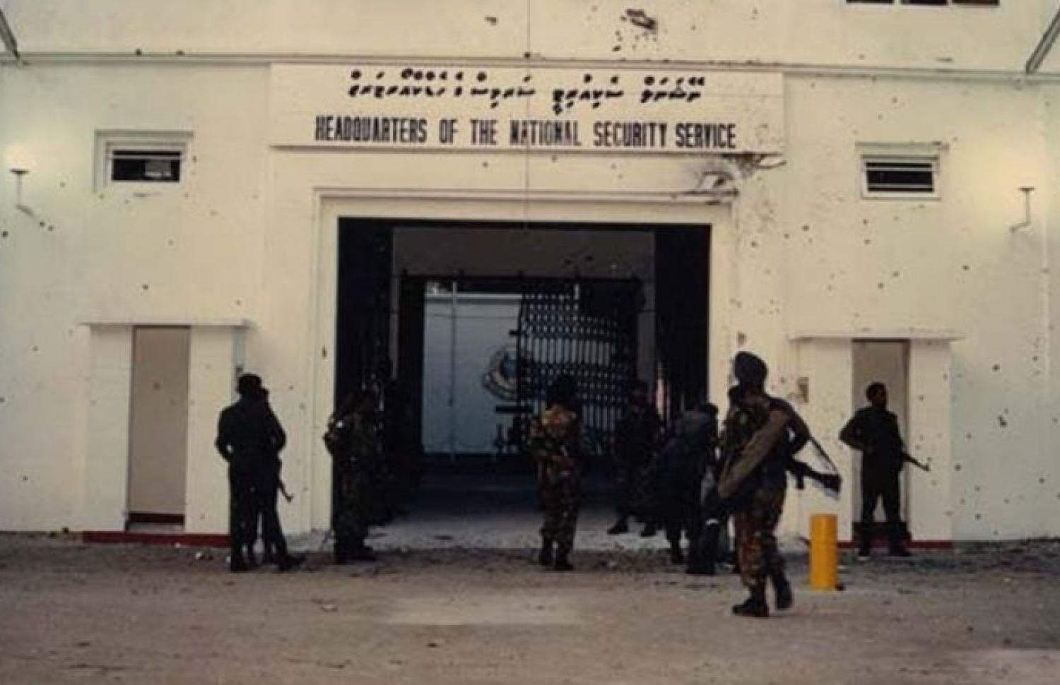 ނޮވެމްބަރު 3، 1988ގެ އުދުވާނީ ހަމަލާގައި ނާކާމިޔާބުވެ، ތަމަޅަ ހަނގުރާމަވެރިން މާލޭން ފައިބައިގެން ދިއުމަށް ފަހު ދިވެހި ސިފައިންނާއި އިންޑިއާ ސިފައިން ގުޅިގެން ރާއްޖޭގެ ސިފައިންގެ މައި މަރުކަޒުގެ ބޭރުގައި ސަލާމަތީ ކަންތައް ބަލަހައްޓަނީ.