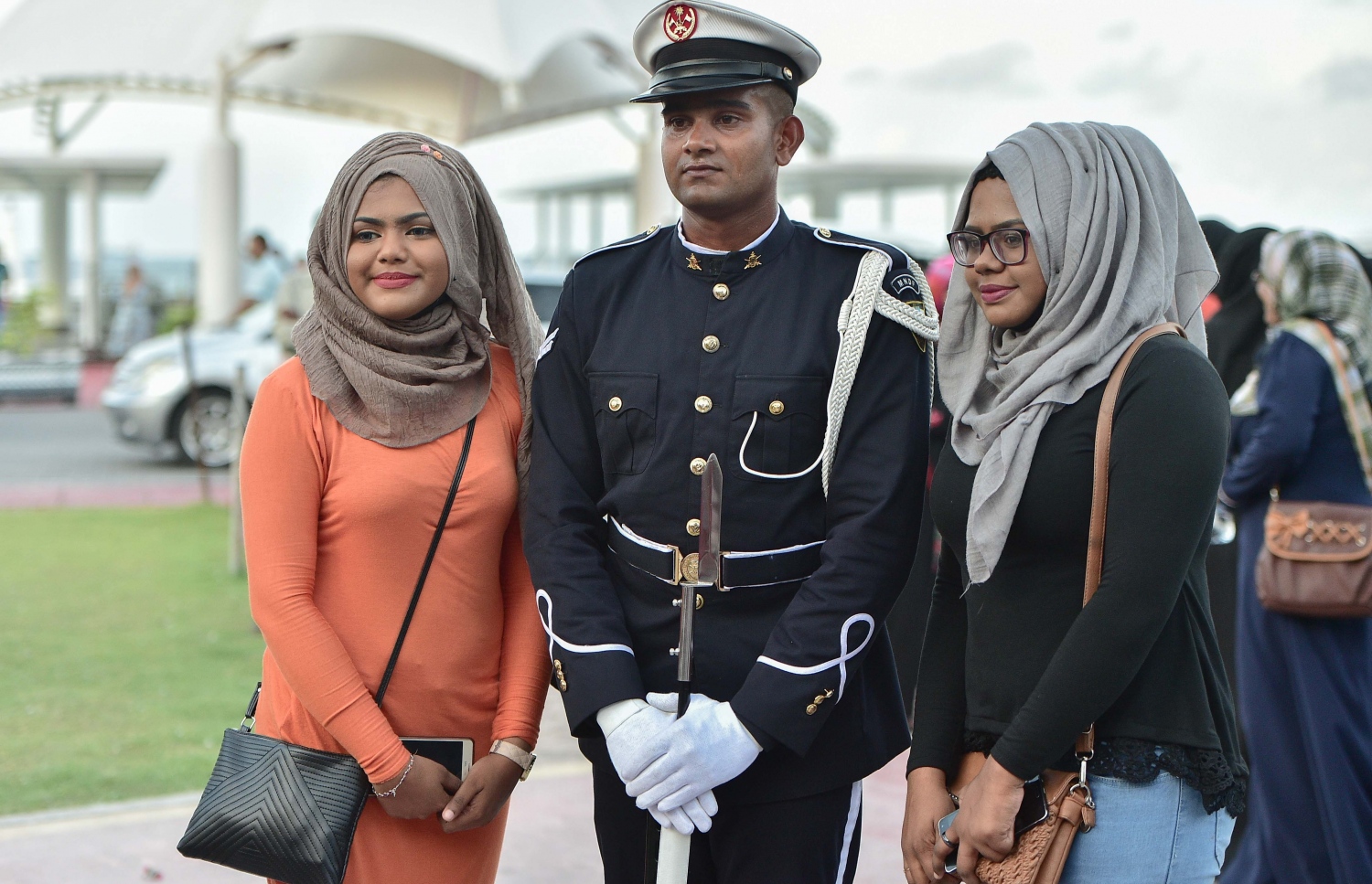 މާލެ: ނޮވެމްބަރު 3، 2016: ނަސްރުގެ ދުވަހުގެ މުނާސަބަތުގައި ނޮވެމްބަރު 3 2016 ވަނަ ދުވަހުގެ ހަވީރު އެމްއެންޑީއެފް އިން ޖުމްހޫރީ މައިދާނުގައި ބޭއްވި ސައިލެންޓް ޑްރިލް ބަލާލަން ގޮސް ތިބި އާއްމުންގެ ބަޔަކާ އެކު ސިފައިންގެ މީހަކު ފޮޓޯއެއް ނަގަނީ.-- ފޮޓޯ: މުހައްމަދު ޝަރުހާން/ މިހާރު