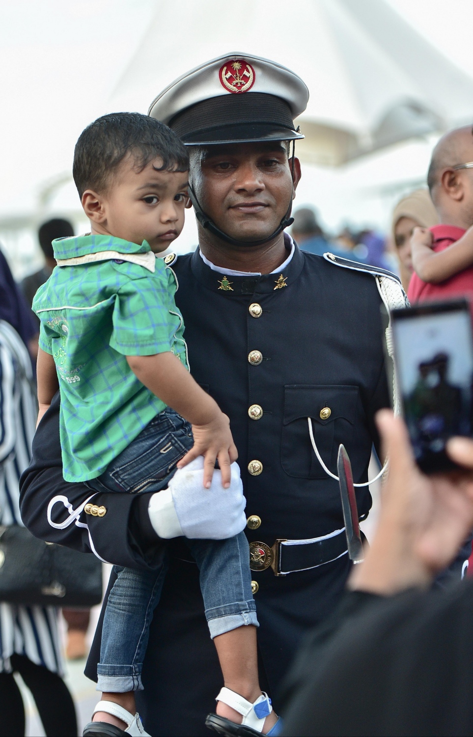 މާލެ: ނޮވެމްބަރު 3، 2016: ނަސްރުގެ ދުވަހުގެ މުނާސަބަތުގައި ނޮވެމްބަރު 3 2016 ވަނަ ދުވަހުގެ ހަވީރު އެމްއެންޑީއެފް އިން ޖުމްހޫރީ މައިދާނުގައި ބޭއްވި ސައިލެންޓް ޑްރިލް ބަލާލަން ގޮސް ތިބި އާއްމުންގެ ބަޔަކާ އެކު ސިފައިންގެ މީހަކު ފޮޓޯއެއް ނަގަނީ.-- ފޮޓޯ: މުހައްމަދު ޝަރުހާން/ މިހާރު