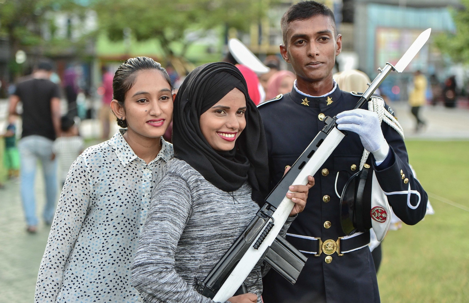 މާލެ: ނޮވެމްބަރު 3، 2016: ނަސްރުގެ ދުވަހުގެ މުނާސަބަތުގައި ނޮވެމްބަރު 3 2016 ވަނަ ދުވަހުގެ ހަވީރު އެމްއެންޑީއެފް އިން ޖުމްހޫރީ މައިދާނުގައި ބޭއްވި ސައިލެންޓް ޑްރިލް ބަލާލަން ގޮސް ތިބި އާއްމުންގެ ބަޔަކާ އެކު ސިފައިންގެ މީހަކު ފޮޓޯއެއް ނަގަނީ.-- ފޮޓޯ: މުހައްމަދު ޝަރުހާން/ މިހާރު