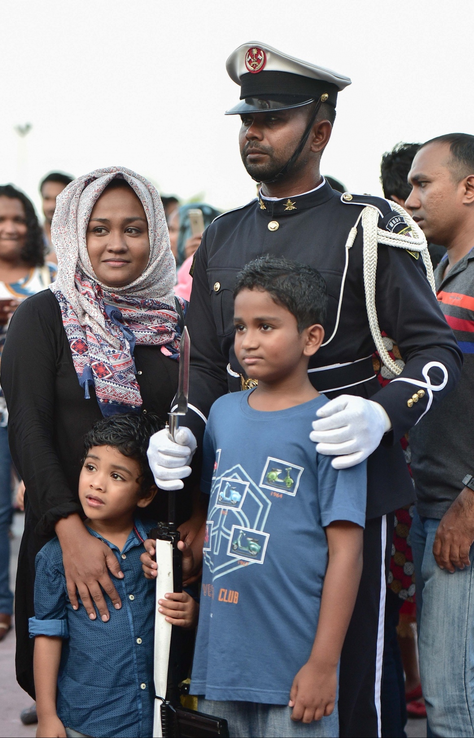 މާލެ: ނޮވެމްބަރު 3، 2016: ނަސްރުގެ ދުވަހުގެ މުނާސަބަތުގައި ނޮވެމްބަރު 3 2016 ވަނަ ދުވަހުގެ ހަވީރު އެމްއެންޑީއެފް އިން ޖުމްހޫރީ މައިދާނުގައި ބޭއްވި ސައިލެންޓް ޑްރިލް ބަލާލަން ގޮސް ތިބި އާއްމުންގެ ބަޔަކާ އެކު ސިފައިންގެ މީހަކު ފޮޓޯއެއް ނަގަނީ.-- ފޮޓޯ: މުހައްމަދު ޝަރުހާން/ މިހާރު