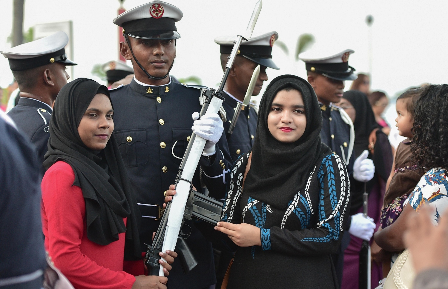 މާލެ: ނޮވެމްބަރު 3، 2016: ނަސްރުގެ ދުވަހުގެ މުނާސަބަތުގައި ނޮވެމްބަރު 3 2016 ވަނަ ދުވަހުގެ ހަވީރު އެމްއެންޑީއެފް އިން ޖުމްހޫރީ މައިދާނުގައި ބޭއްވި ސައިލެންޓް ޑްރިލް ބަލާލަން ގޮސް ތިބި އާއްމުންގެ ބަޔަކާ އެކު ސިފައިންގެ މީހަކު ފޮޓޯއެއް ނަގަނީ.-- ފޮޓޯ: މުހައްމަދު ޝަރުހާން/ މިހާރު