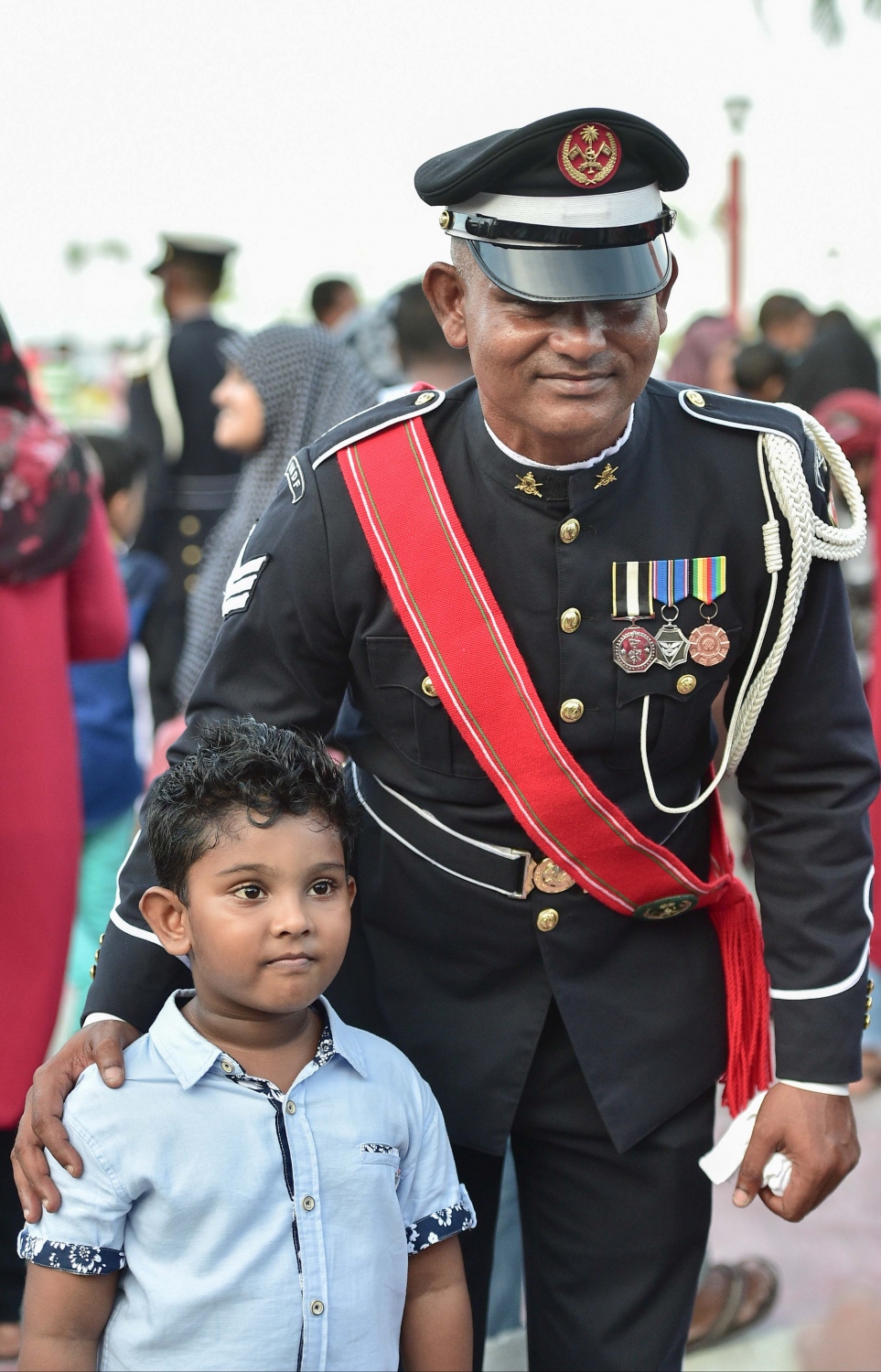 މާލެ: ނޮވެމްބަރު 3، 2016: ނަސްރުގެ ދުވަހުގެ މުނާސަބަތުގައި ނޮވެމްބަރު 3 2016 ވަނަ ދުވަހުގެ ހަވީރު އެމްއެންޑީއެފް އިން ޖުމްހޫރީ މައިދާނުގައި ބޭއްވި ސައިލެންޓް ޑްރިލް ބަލާލަން ގޮސް ތިބި އާއްމުންގެ ބަޔަކާ އެކު ސިފައިންގެ މީހަކު ފޮޓޯއެއް ނަގަނީ.-- ފޮޓޯ: މުހައްމަދު ޝަރުހާން/ މިހާރު