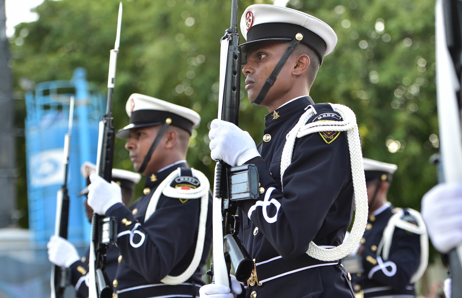 މާލެ: ނޮވެމްބަރު 3، 2016: ނަސްރުގެ ދުވަހުގެ މުނާސަބަތުގައި ނޮވެމްބަރު 3، 2016 ވަނަ ދުވަހުގެ ހަވީރު އެމްއެންޑީއެފުން ޖުމްހޫރީ މައިދާނުގައި ބޭއްވި ސައިލެންޓް ޑްރިލްގައި ސިފައިން ހެވިކަމުގެ ހަރަކާތްތަކެއް ދައްކާލަނީ.-- ފޮޓޯ: މުހައްމަދު ޝަރުހާން/ މިހާރު