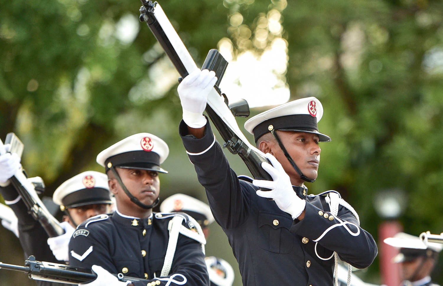 މާލެ: ނޮވެމްބަރު 3، 2016: ނަސްރުގެ ދުވަހުގެ މުނާސަބަތުގައި ނޮވެމްބަރު 3، 2016 ވަނަ ދުވަހުގެ ހަވީރު އެމްއެންޑީއެފުން ޖުމްހޫރީ މައިދާނުގައި ބޭއްވި ސައިލެންޓް ޑްރިލްގައި ސިފައިން ހެވިކަމުގެ ހަރަކާތްތަކެއް ދައްކާލަނީ.-- ފޮޓޯ: މުހައްމަދު ޝަރުހާން/ މިހާރު