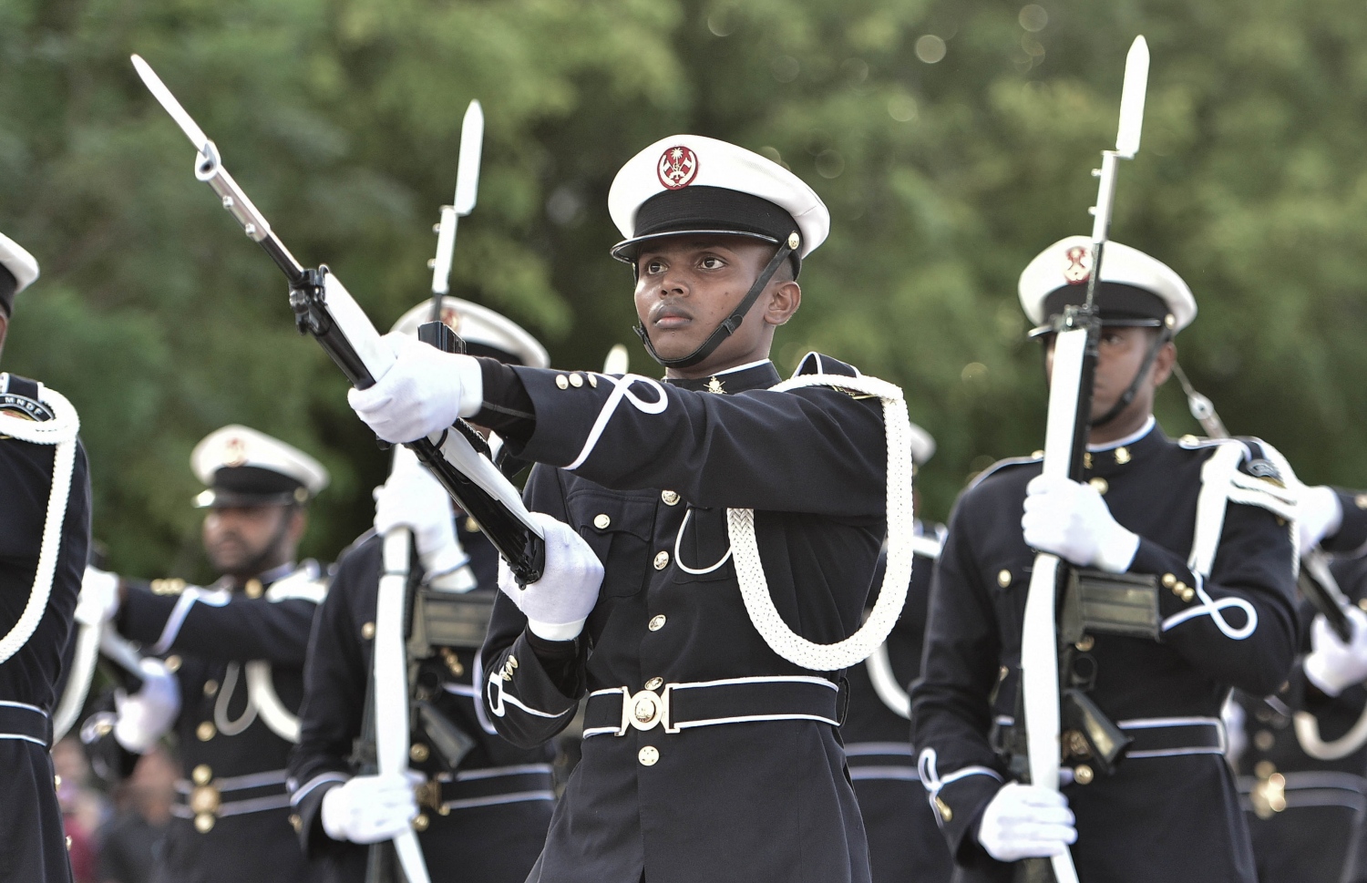 މާލެ: ނޮވެމްބަރު 3، 2016: ނަސްރުގެ ދުވަހުގެ މުނާސަބަތުގައި ނޮވެމްބަރު 3، 2016 ވަނަ ދުވަހުގެ ހަވީރު އެމްއެންޑީއެފުން ޖުމްހޫރީ މައިދާނުގައި ބޭއްވި ސައިލެންޓް ޑްރިލްގައި ސިފައިން ހެވިކަމުގެ ހަރަކާތްތަކެއް ދައްކާލަނީ.-- ފޮޓޯ: މުހައްމަދު ޝަރުހާން/ މިހާރު