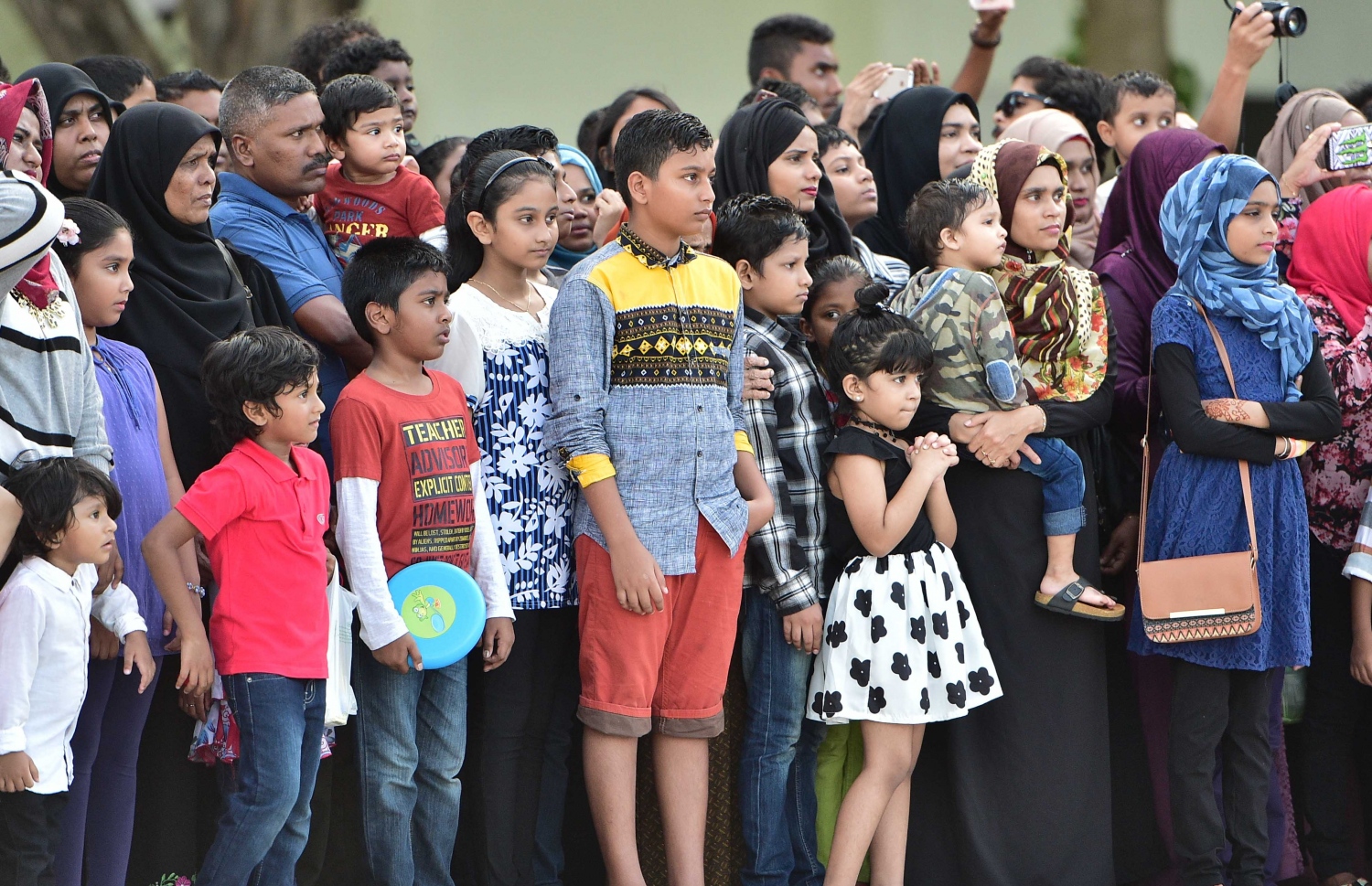 މާލެ: ނޮވެމްބަރު 3، 2016: ނަސްރުގެ ދުވަހުގެ މުނާސަބަތުގައި ނޮވެމްބަރު 3 2016 ވަނަ ދުވަހުގެ ހަވީރު އެމްއެންޑީއެފް އިން ޖުމްހޫރީ މައިދާނުގައި ބޭއްވި ސައިލެންޓް ޑްރިލް، އާއްމުންގެ ބަޔަކު ބަލަނީ.-- ފޮޓޯ: މުހައްމަދު ޝަރުހާން/ މިހާރު