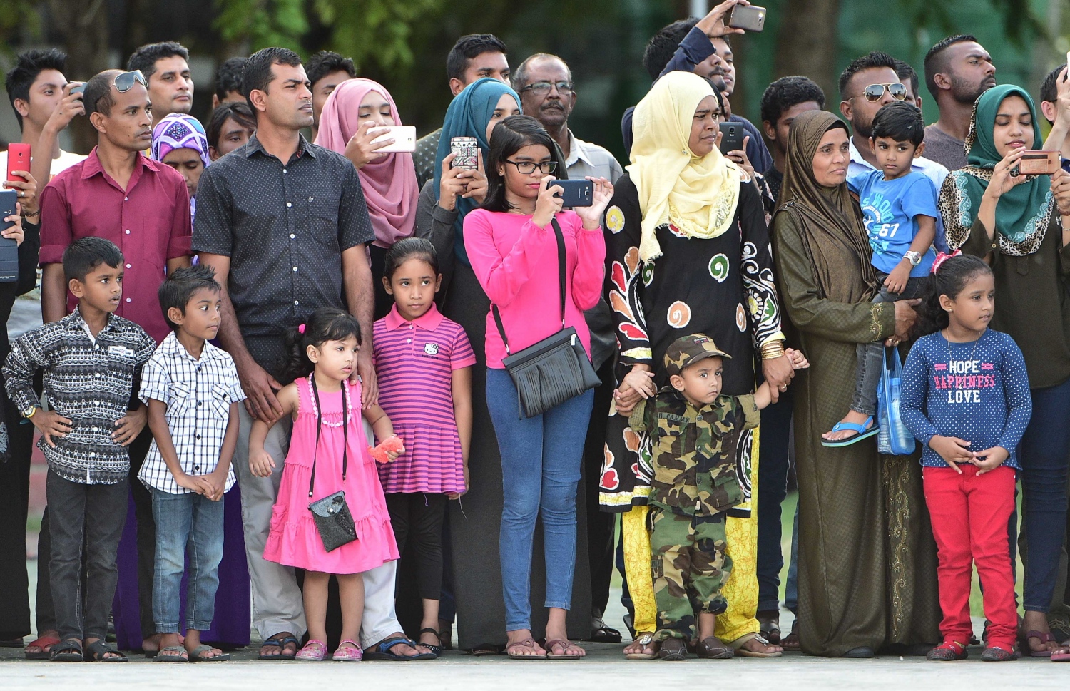 މާލެ: ނޮވެމްބަރު 3، 2016: ނަސްރުގެ ދުވަހުގެ މުނާސަބަތުގައި ނޮވެމްބަރު 3 2016 ވަނަ ދުވަހުގެ ހަވީރު އެމްއެންޑީއެފް އިން ޖުމްހޫރީ މައިދާނުގައި ބޭއްވި ސައިލެންޓް ޑްރިލް، އާއްމުންގެ ބަޔަކު ބަލަނީ.-- ފޮޓޯ: މުހައްމަދު ޝަރުހާން/ މިހާރު