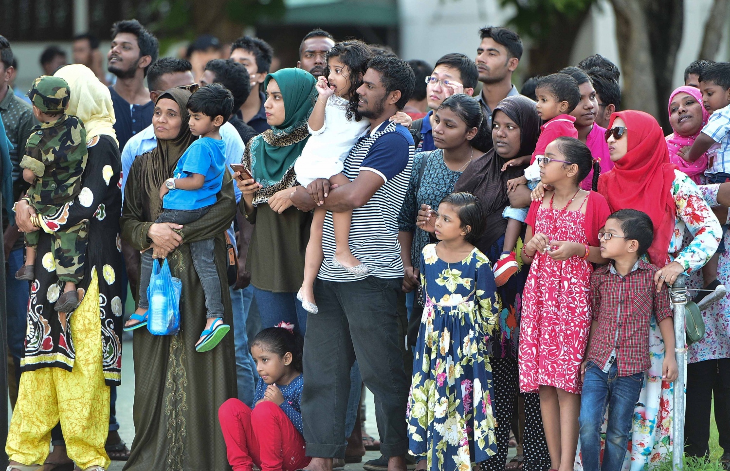 މާލެ: ނޮވެމްބަރު 3، 2016: ނަސްރުގެ ދުވަހުގެ މުނާސަބަތުގައި ނޮވެމްބަރު 3 2016 ވަނަ ދުވަހުގެ ހަވީރު އެމްއެންޑީއެފް އިން ޖުމްހޫރީ މައިދާނުގައި ބޭއްވި ސައިލެންޓް ޑްރިލް، އާއްމުންގެ ބަޔަކު ބަލަނީ.-- ފޮޓޯ: މުހައްމަދު ޝަރުހާން/ މިހާރު