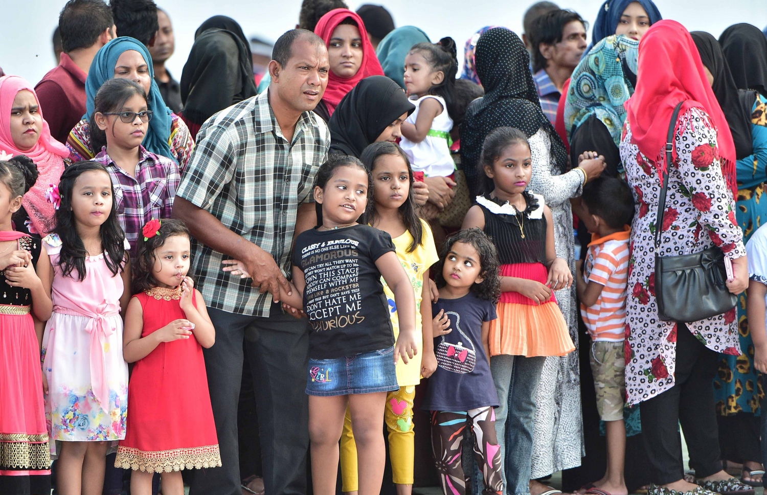 މާލެ: ނޮވެމްބަރު 3، 2016: ނަސްރުގެ ދުވަހުގެ މުނާސަބަތުގައި ނޮވެމްބަރު 3 2016 ވަނަ ދުވަހުގެ ހަވީރު އެމްއެންޑީއެފް އިން ޖުމްހޫރީ މައިދާނުގައި ބޭއްވި ސައިލެންޓް ޑްރިލް، އާއްމުންގެ ބަޔަކު ބަލަނީ.-- ފޮޓޯ: މުހައްމަދު ޝަރުހާން/ މިހާރު