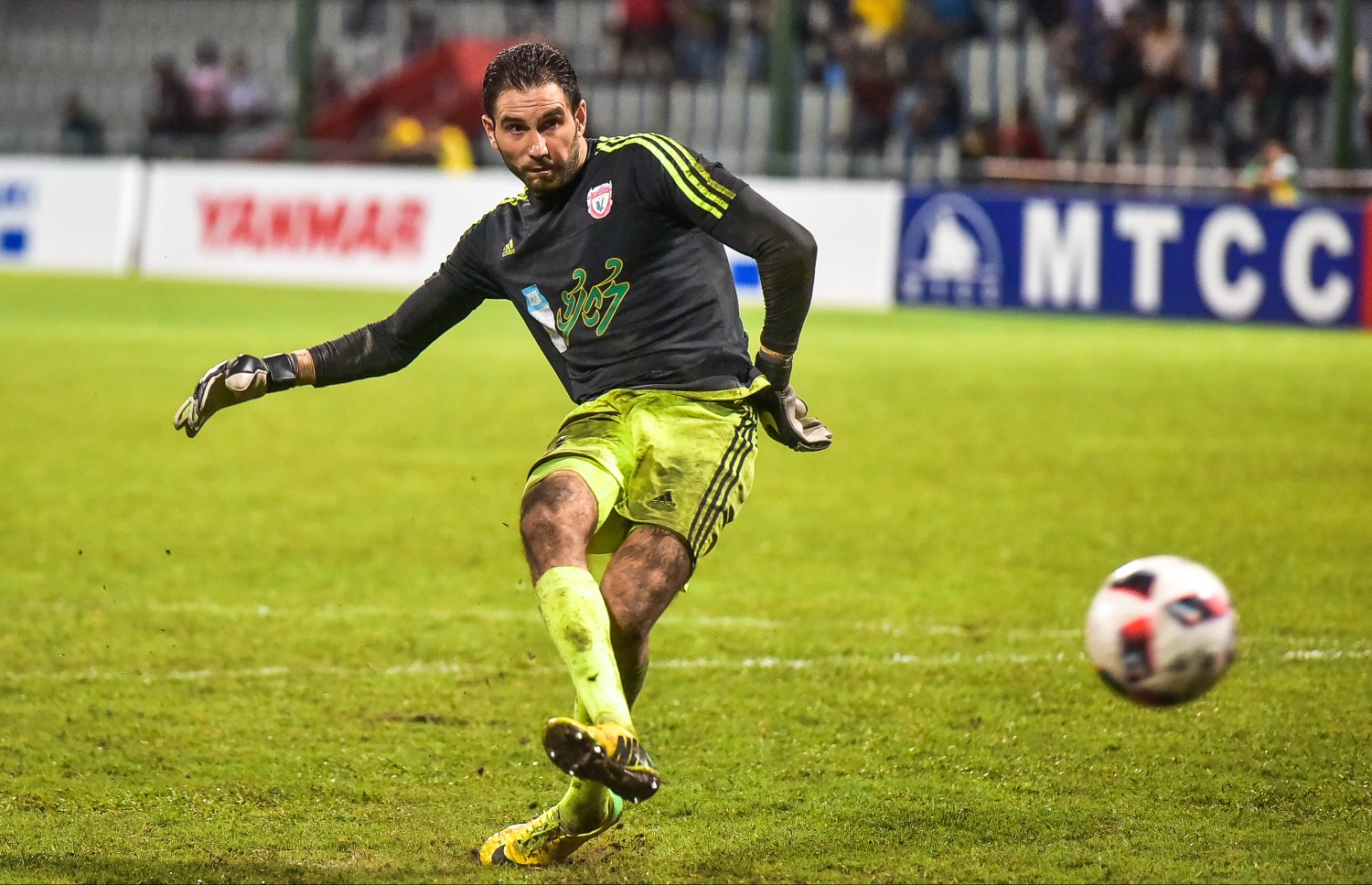 ޔުނައިޓެޑް ވިކްޓަރީ ކީޕަރު ޕެނަލްޓީ ޖަހަނީ: އޭނާ ޕެނަލްޓީއެއް މަތަވެސް ކުރި. --ފޮޓޯ: ނިޝާން އަލީ/ މިހާރު