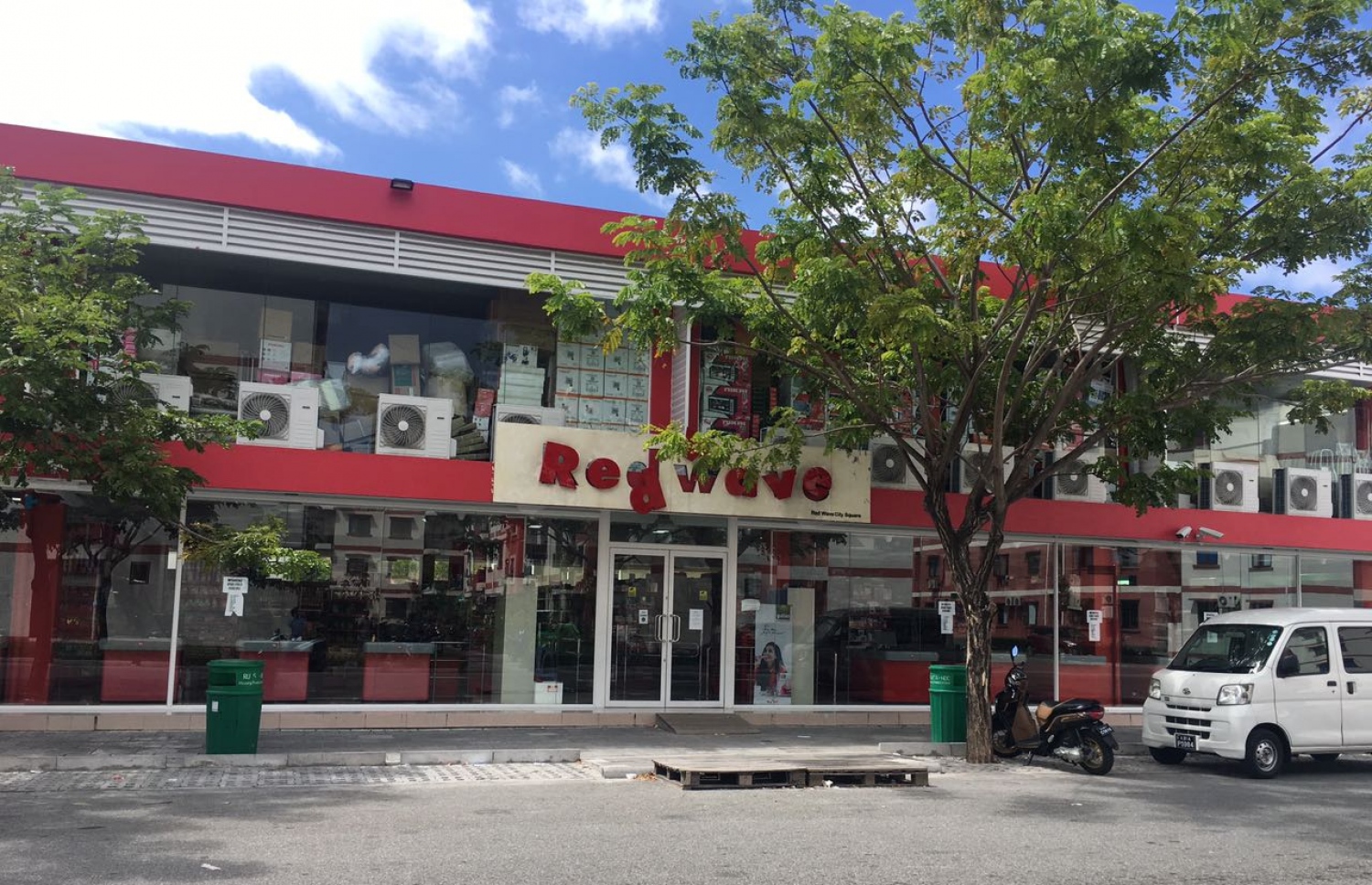 ހުޅުމާލޭގައި ރެޑްވޭވުން ހިންގާ ފިހާރަ: މިތަނާއެކު ހިންގަން ޖެހޭ ކެފޭ މިމަހުގެ 9 ވަނަ ދުވަހުގެ ކުރިން ނުހުޅުވައިފި ނަމަ އެތަން ބަންދުކުރަން ވަނީ ނޯޓިސް ފޮނުވާފައި.