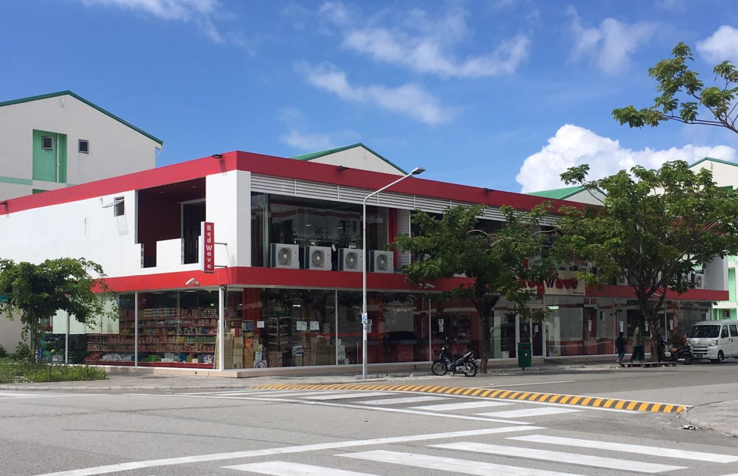 ހުޅުމާލޭގައި ރެޑްވޭވުން ހިންގާ ފިހާރަ: މިތަނާއެކު ހިންގަން ޖެހޭ ކެފޭ މިމަހުގެ 9 ވަނަ ދުވަހުގެ ކުރިން ނުހުޅުވައިފި ނަމަ އެތަން ބަންދުކުރަން ވަނީ ނޯޓިސް ފޮނުވާފައި.