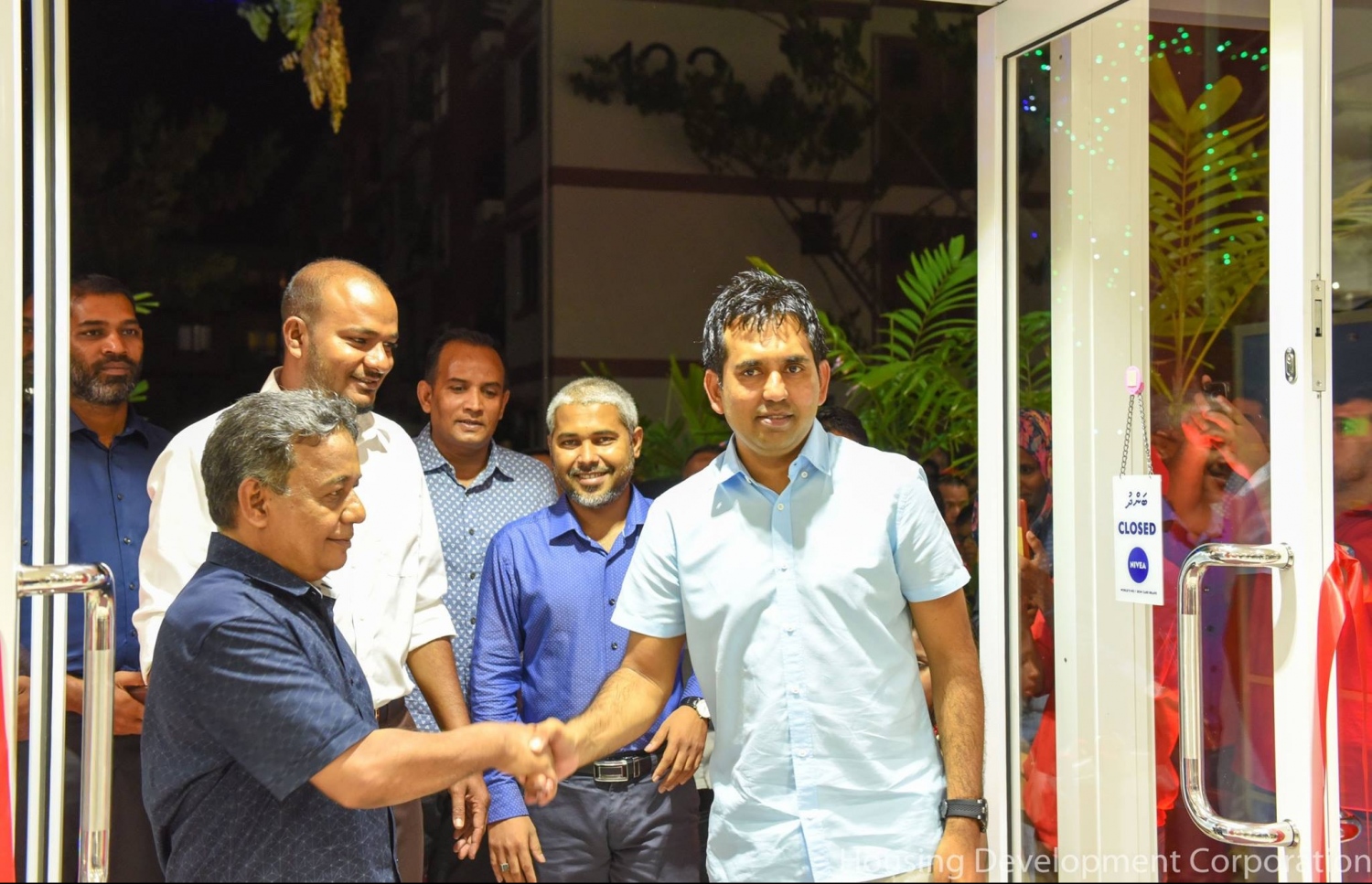 ހުޅުމާލޭގައި ރެޑްވޭވުން ހެދި ފިހާރަ ހުޅުވައިދެއްވުމަށް ފަހު މެމްބަރު ސަލީމް އިކޮނޮމިކް މިނިސްޓަރު ސައީދުއާ ސަލާމްކުރައްވާއިރު އެޗްޑީސީގެ އެމްޑީ ސައިމަން އާއި މެމްބަރު ސުޖާއު ފަހަތުގައި.---ފޮޓޯ: އެޗްޑީސީ