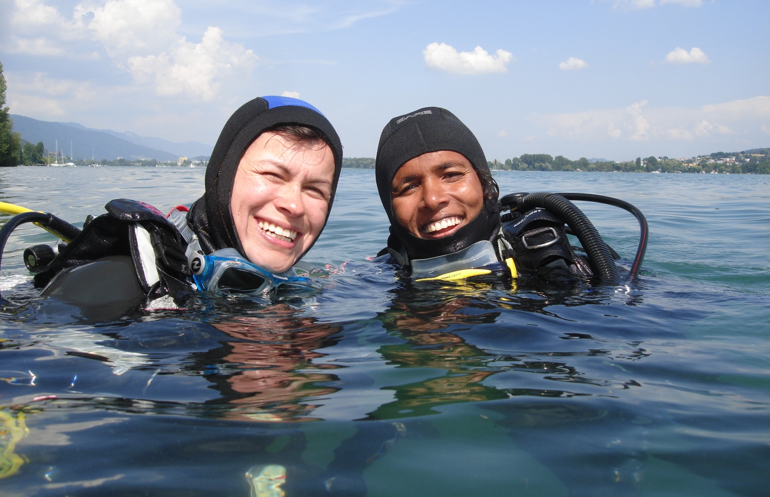 ޒޫނާ (ކ) ޓޫރިސްޓަކާ އެކު ފޮޓޯއަކަށް މަޑުކޮށްލައިގެން.