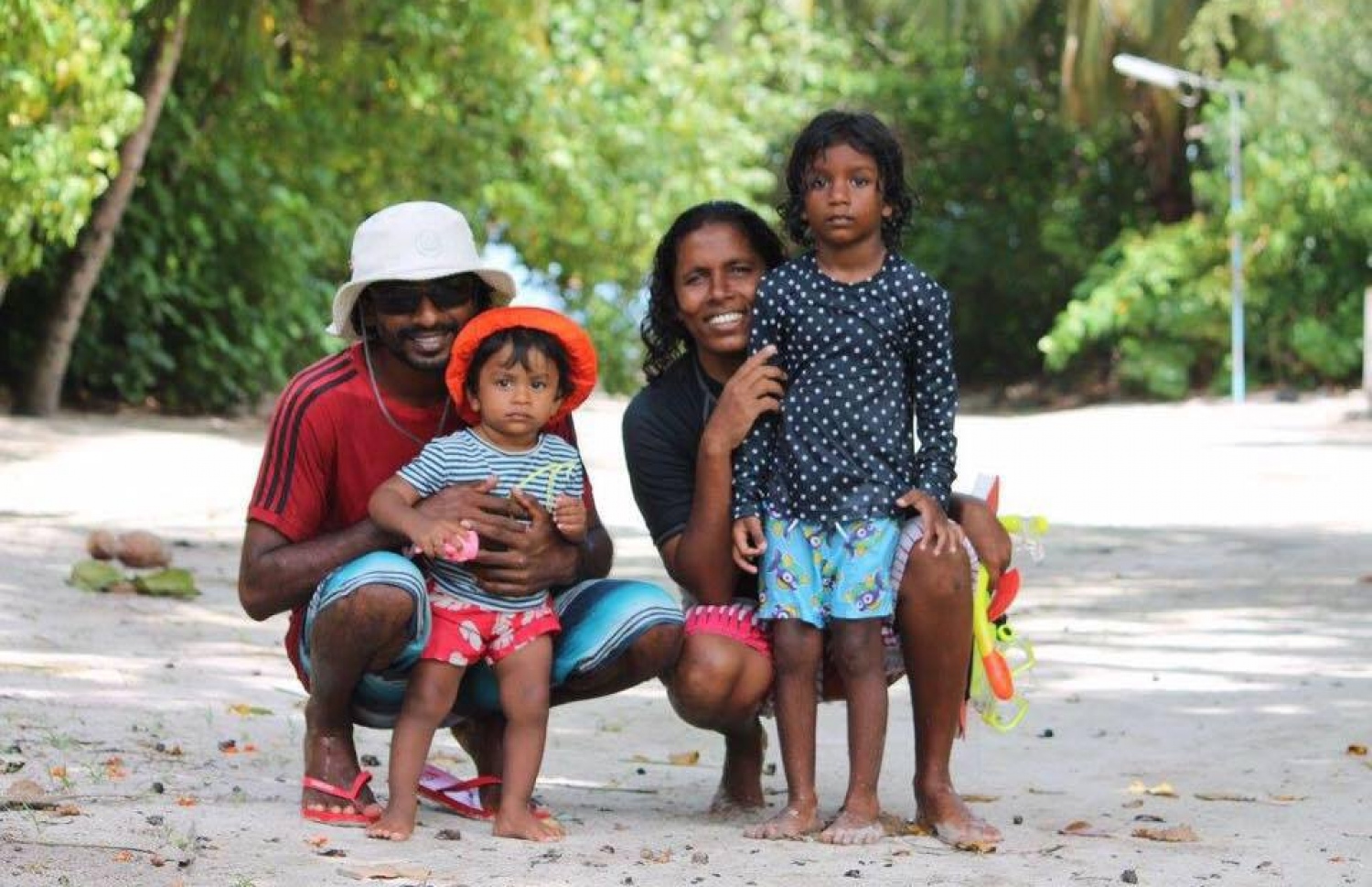 ޒޫނާ އާއިލާއާ އެކު: ދެ އަންހެންކުދިންގެ މަންމައެއް