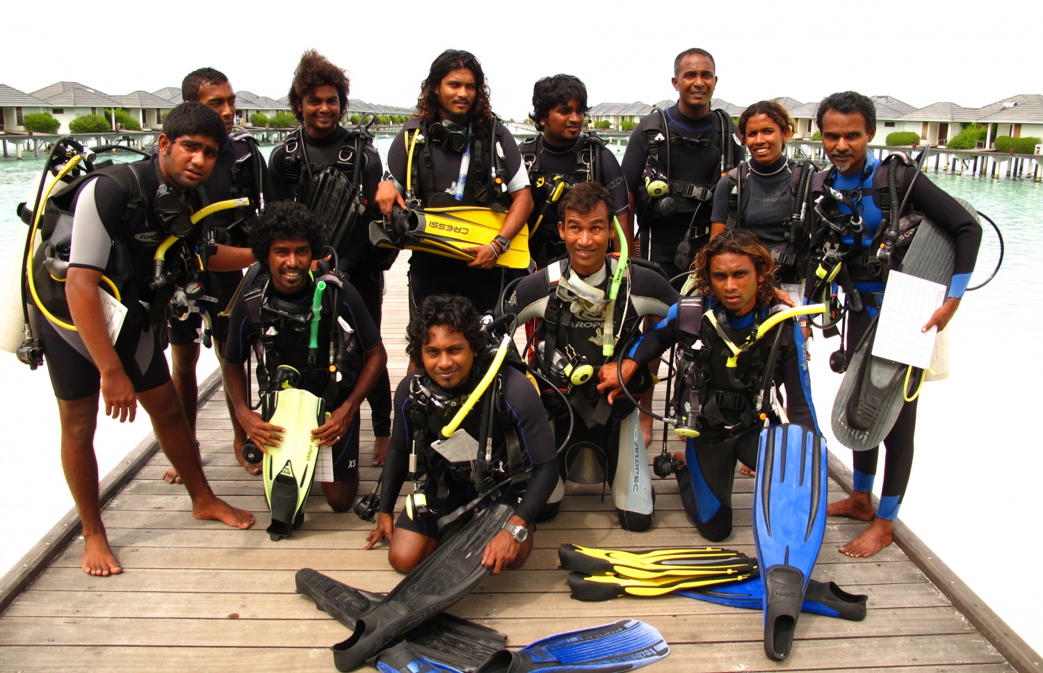 ދިވެހި ބައެއް ޑައިވަރުންގެ ފޮޓޯއެއްގައި ސެންޑީ ރަޝީދު (ކ)އާ ޖެހިގެން ކޮޅަށް ޒޫނާ (ކ2)