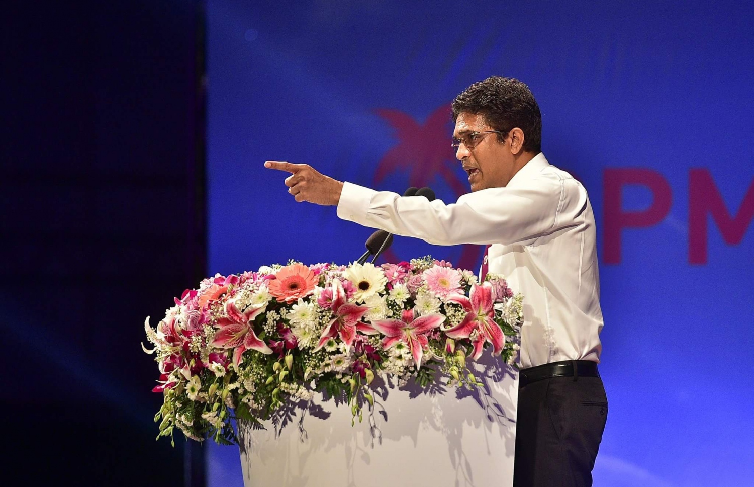 ރައީސް ޔާމީންގެ ފެކްޝަނުން އިއްޔެ ރޭ ބޭއްވި "އަސްލު" ޖަލްސާގައި ނިހާން ވާހަކަ ދައްކަވަނީ: ރައީސް ޔާމީންގެ ފެކްޝަންގެ ބޭފުޅުންނާ އެކު މައުމޫން އެއްގަލަކަށް އެރުމަށް މިއީ ރަނުގެ ފުރުސަތެއް ކަމަށް ނިހާން ވިދާޅުވޭ.---ފޮޓޯ: މުހައްމަދު ޝަރުހާން/މިހާރު