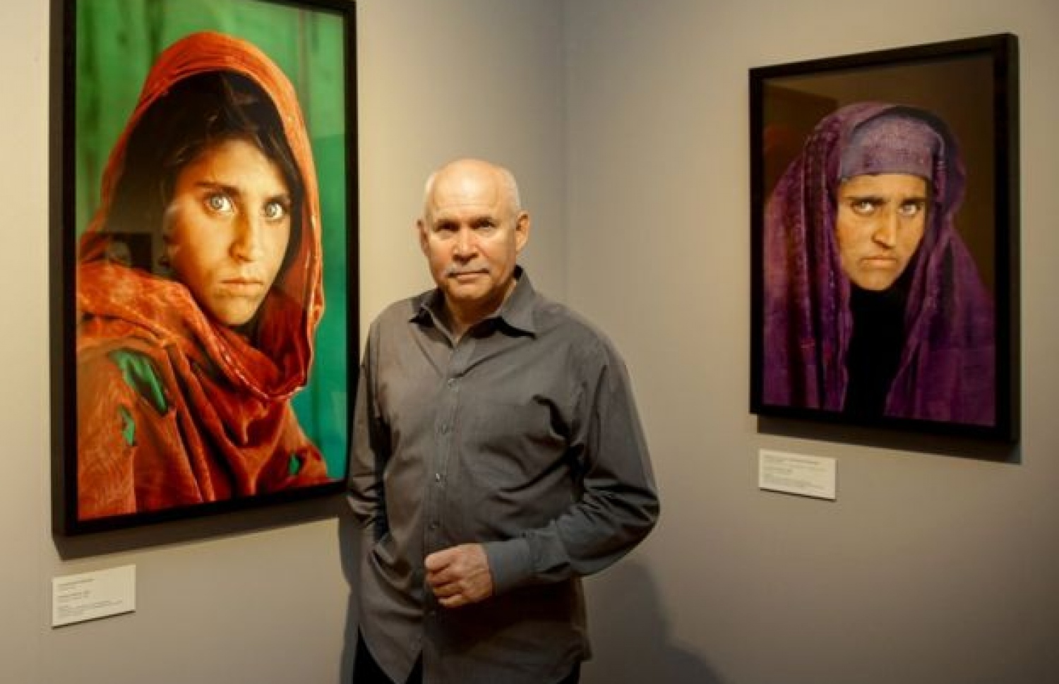 އަފްޣާނިސްތާނުގެ އަންހެން ކުއްޖާގެ ފޮޓޯ ނެގި ސްޓީވް މެކްކަރީ. --ފޮޓޯ:އޭއެފްޕީ