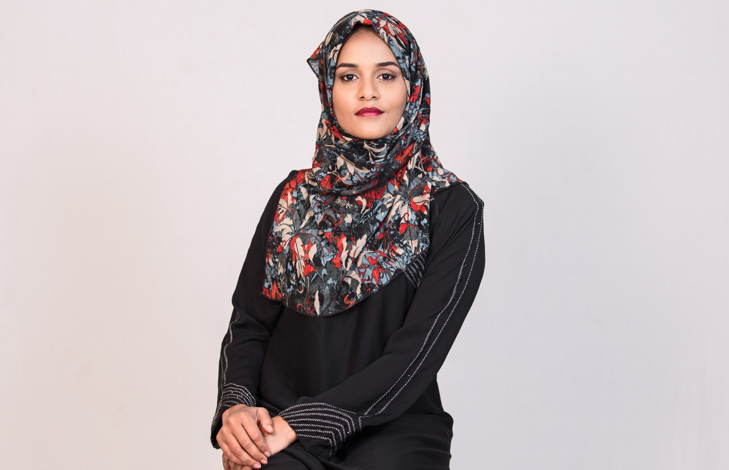 ދިވެހިން 80ގެ އަހަރުތަކުގައި އެޅި ދެ ކަން ވައްޓާލައިފައިވާ ބުރުގާ: އޭރު ގިނައިން ބޭނުންކުރީ މާޖެހި ފޮތީގެ ބުރުގާއެއް. އަދި ބުރުގާއާ އެކު ގުޅުވާލައިގެން ލަނީ އަތް ދިގު ކުރުތާ ސްޓައިލްގެ ޓޮޕް.