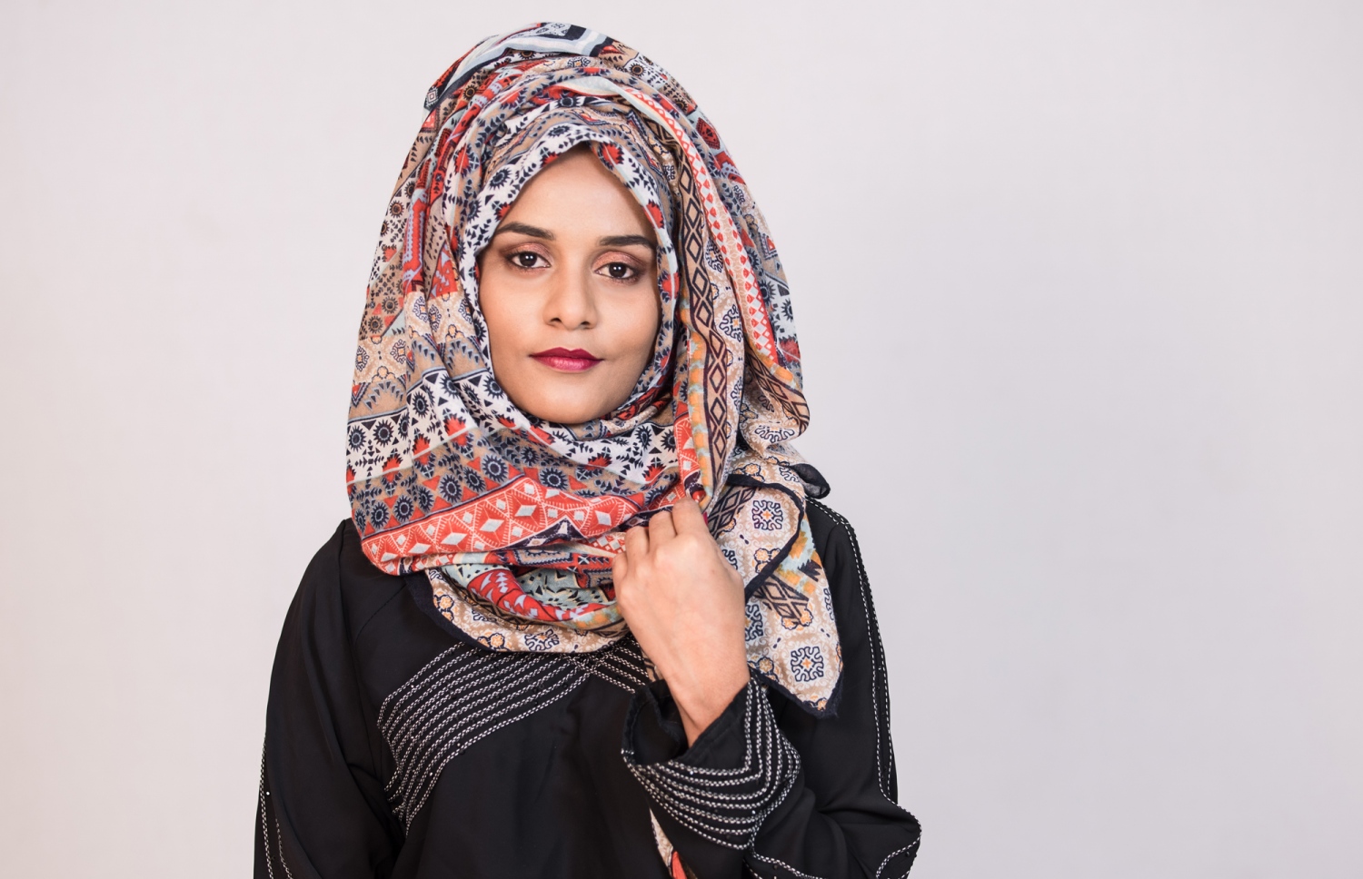 ދިވެހިންގެ ތެރޭގައި 2000ގެ އަހަރުތަކުގައި މަގުބޫލުވި ބުރުގާއެއް: ގޮތް ބޮޑު ސްޓައިލެއްގެ މި ބުރުގާ އެޅީ އުސް ހުޅިއެއް ޖަހާފައި އޭގެ މަތިން މާޖެހި ޕިން ހަރުކުރުމަށްފަހު.