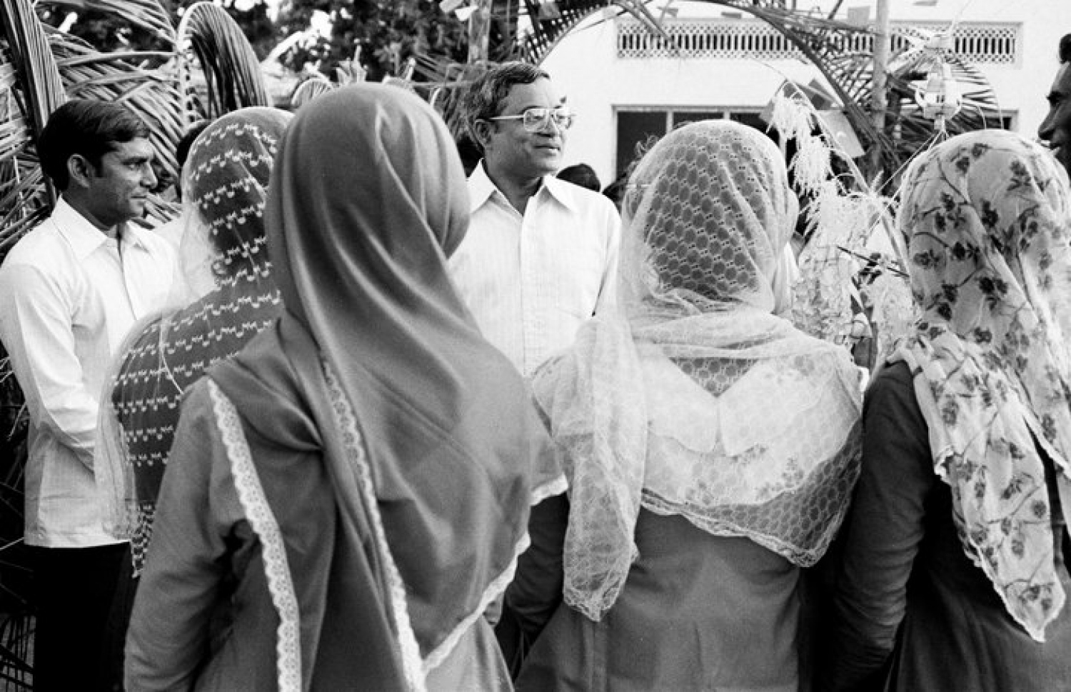 ރާއްޖޭގައި 1960ގެ އަހަރުތަކުގައި އެޅި ބުރުގާ ގެ އެކި ސްޓައިލްތައް މި ފޮޓޯއިން ފެނޭ. އޭރު އެޅީ ވަރަށް ތުނި ފޮއްޗެއްގެ ބުރުގާއެއް. އަދި އިސްތަށިގަނޑު ފެންނަ ގޮތަށް އޮޅާފައިވާކަން ފާހަގަވޭ. ލިބާހާއި ފޭއްޔާ އެކު މި ބުރުގާ އެޅި. ފޮޓޯ : މުހައްމަދު ހަލީމް (ކެސްޓޯ)