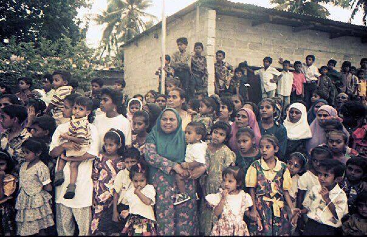 1980ގެ އަހަރުތަކުގައި އެޅި ބުރުގާ އަކީ ވަރަށް އާދައިގެ ވައްޓަފާޅިއަކަށް ހުންނަ ބުރުގާއެއް. އޭރު މި ބުރުގާ ގިނައިން އެޅީ އުމުރުން ދުވަސްވީ އަންހެނުން. މި ބުރުގާ އާއްމުކޮށް އެޅީ ކޮޓޮން ޕޮލިއެސްޓާ ފޮތީގެ އެއް ކުލައިގެ ފޮއްޗަކުން. އަތް ދިގު ޕްރިންޓު ޖެހި ހެދުމާ އެކު މި ބުރުގާ އެޅިކަން ފާހަގަވޭ. ފޮޓޯ މުހައްމަދު ހަލީމް (ކެސްޓޯ)