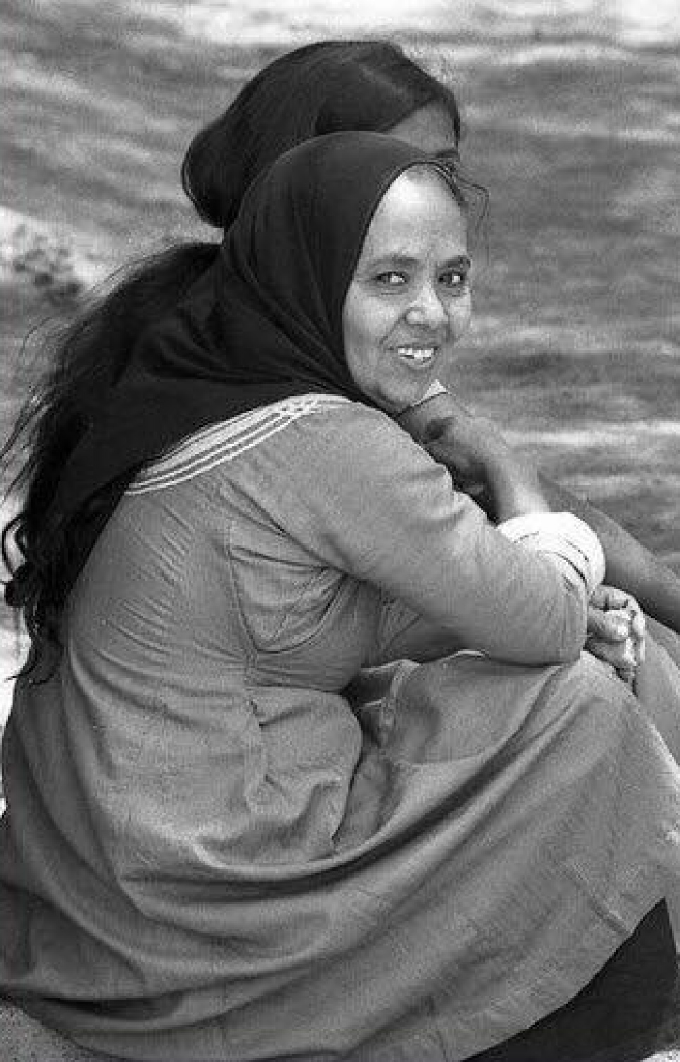 1980ގެ އަހަރުތަކުގައި ގިނައިން އެޅީ ކުރިމައްޗަށް ދެ ކަން ވައްޓާލައިފައިވާ ބުރުގާއެއް. މި ބުރުގާ ލިބާސް، ދިގު ހެދުން އަދި ހައުސް ކޯޓު ސްޓައިލުގެ ހެދުމާ އެކު ވެސް އެޅި. މި ބުރުގާ 90ގެ އަހަރުތަކުގައި ސްޓައިލް ތަފާތުކޮށް އަޅަން ފެށި. ފޮޓޯ : މުހައްމަދު ހަލީމް (ކެސްޓޯ)