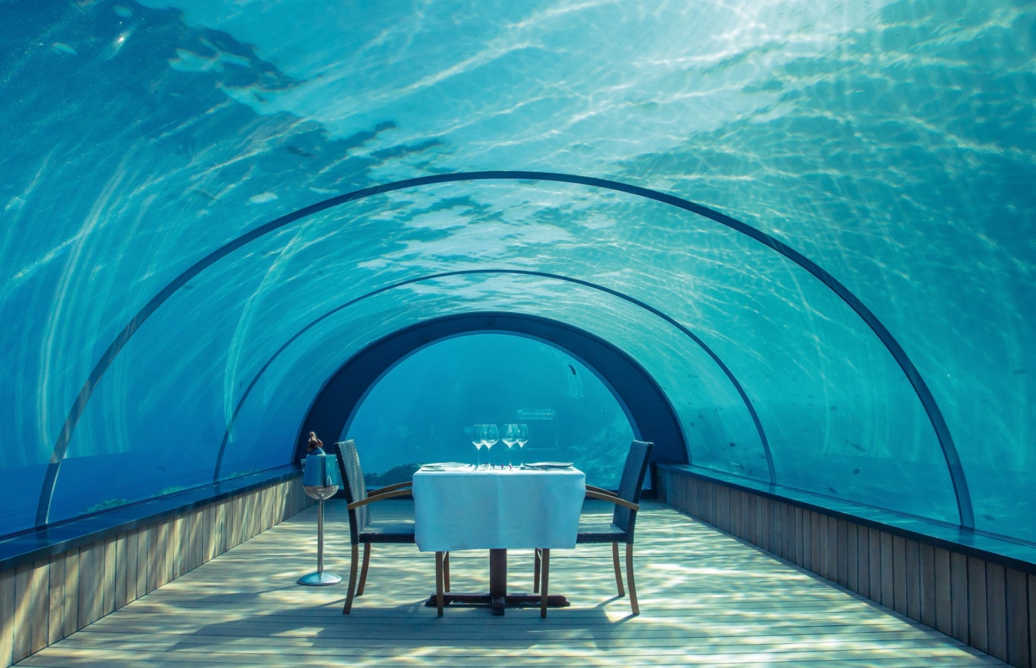 ހުރަވަޅި ރިސޯޓުގެ ކަނޑުއަޑީގެ ރެސްޓޯރަންޓް.--ފޮޓޯ:ހުރަވަޅި ރިސޯޓް