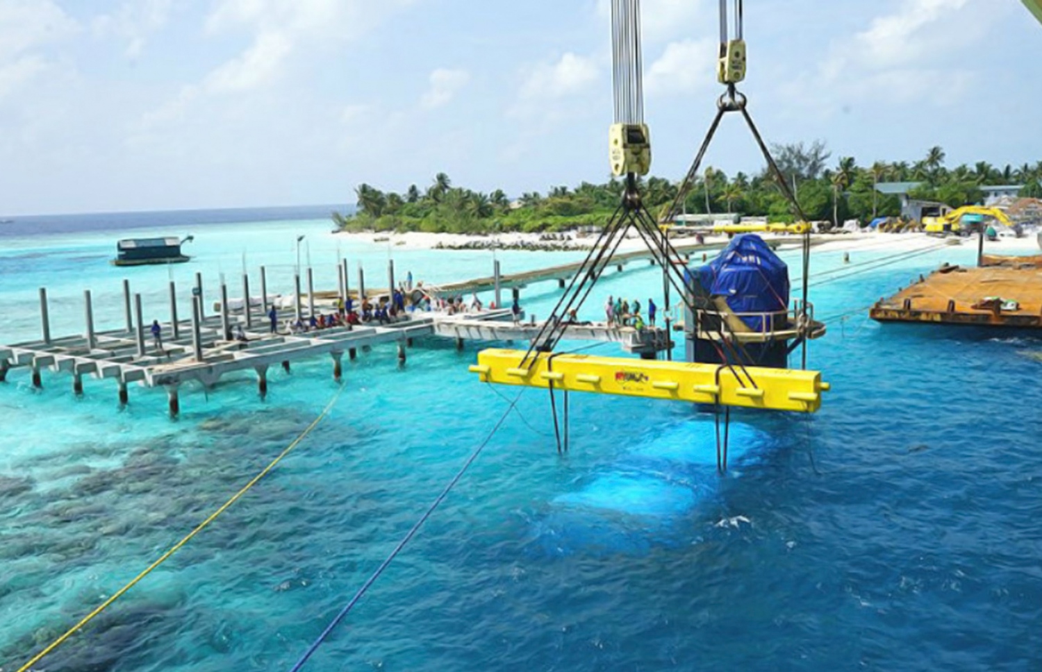 ހުރަވަޅި ރިސޯޓުގައި ކަނޑުއަޑީގެ ރެސްޓޯރަންޓް ބެހެއްޓުމުގެ މަސައްކަތް ކުރަނީ.-- ފޮޓޯ: ހުރަވަޅި ރިސޯޓު