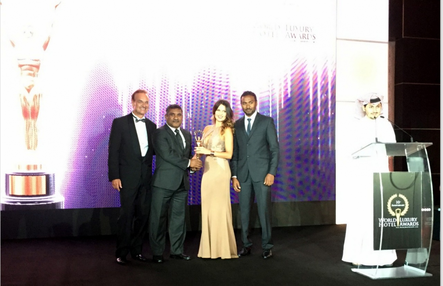 ދުނިޔޭގެ އެންމެ ފެންވަރު ރަނގަޅު ގެސްޓްހައުސްގެ އެވޯޑާ އޯޝަން ގްރޭންޑުގެ އޮފިޝަލުން ހަވާލުވަނީ.-- ފޮޓޯ: އޯޝަން ގްރޭންޑް