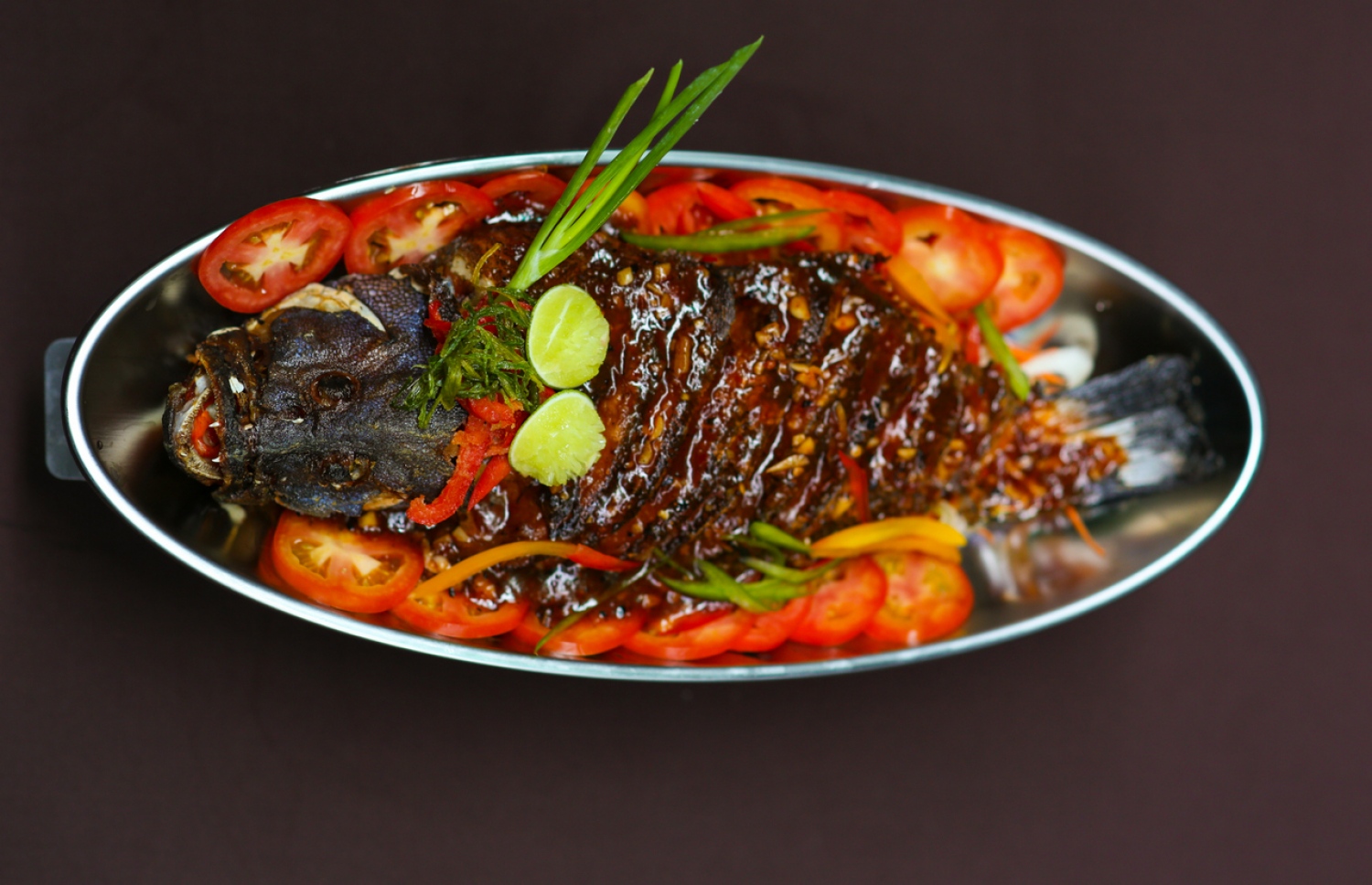 އޯޝަން ގްރޭންޑުގެ އެންމެ މަގުބޫލު އެއް ކެއުން ކަމަށްވާ ހޯލް ފްރައިޑް ފިޝް.-- ފޮޓޯ: އޯޝަން ގްރޭންޑް