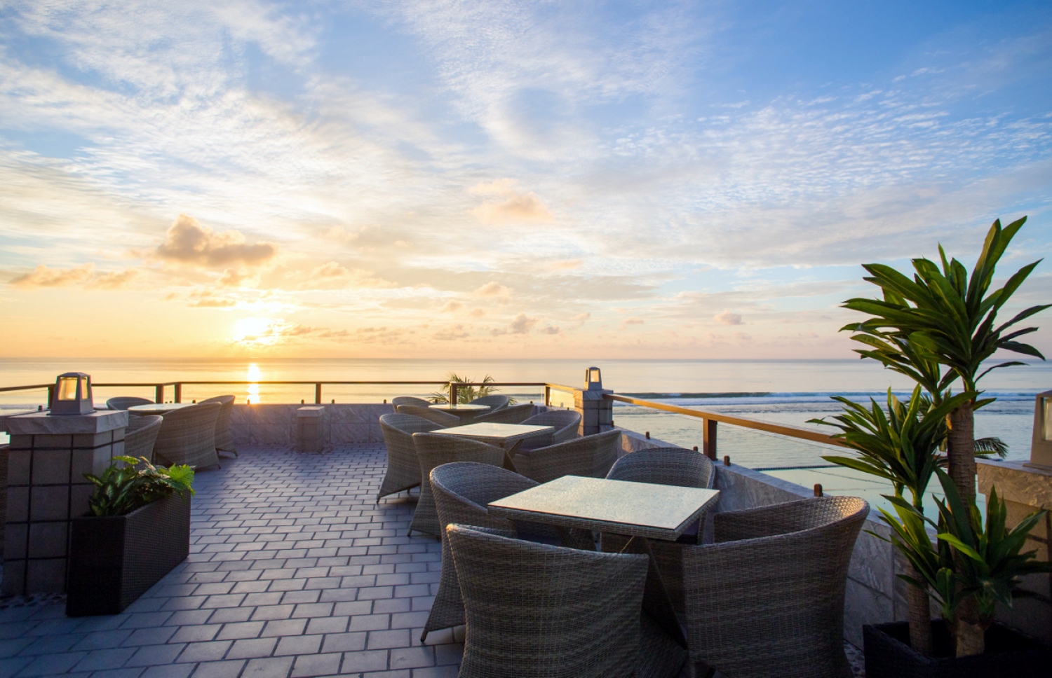 އޯޝަން ގްރޭންޑުގެ ޓެރަސް މަތިން އިރު އަރާ މަންޒަރު ފެންނަ ގޮތް.-- ފޮޓޯ: އޯޝަން ގްރޭންޑް