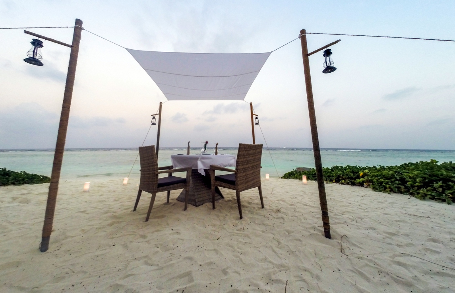 އޯޝަން ގްރޭންޑުން ބީޗުގައި ތައްޔާރުކޮށްދޭ ޕްރައިވެޓް ޑިނާ..-- ފޮޓޯ: އޯޝަން ގްރޭންޑް