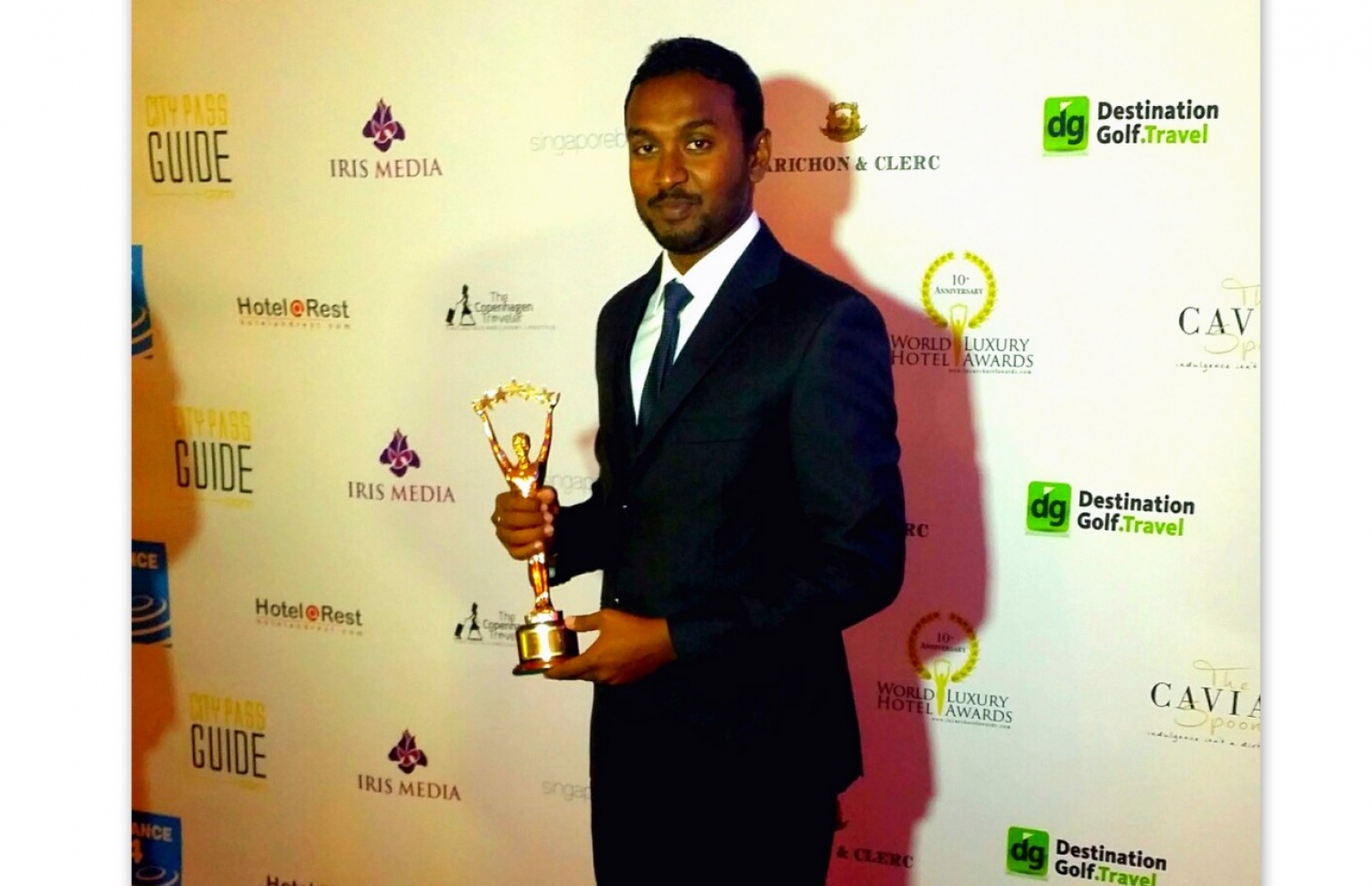 ދުނިޔޭގެ އެންމެ ފެންވަރު ރަނގަޅު ގެސްޓްހައުސްގެ އެވޯޑާ އެކު ހަސީބް ފޮޓޯއަކަށް ހުއްޓިގެން.-- ފޮޓޯ: އޯޝަން ގްރޭންޑް