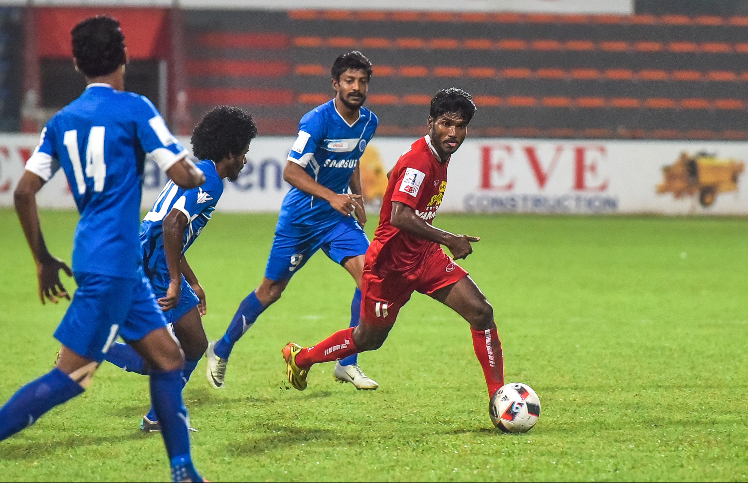 ބޮންޑާ (ކ) ޓީސީ އަށް ކުޅެނީ.