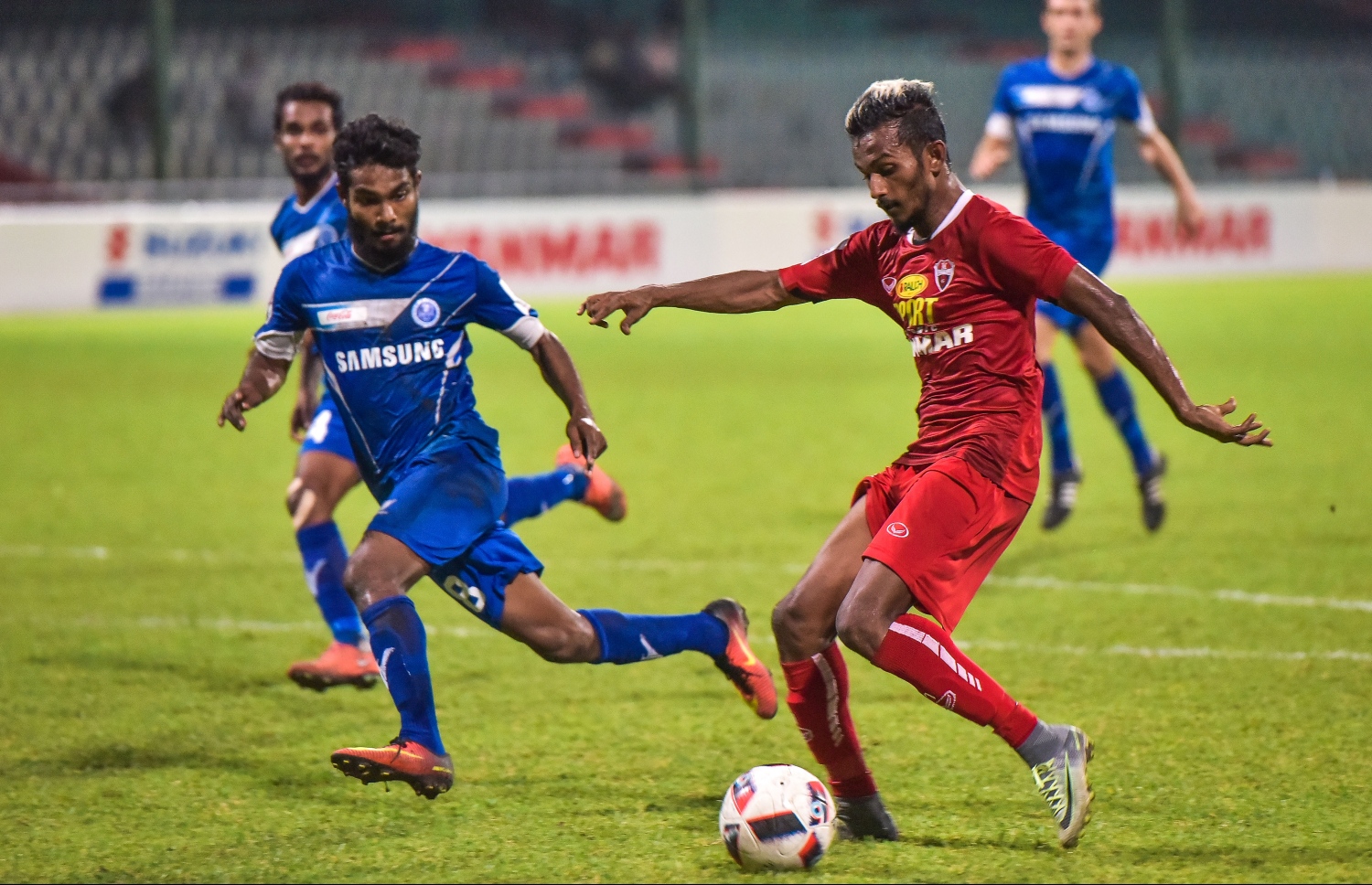 އެފްއޭ ކަޕް ސެމީ ފައިނަލުގައި ނިއުއާ ދެކޮޅަށް ކުޅުނު މެޗުގެ ތެރެއިން ސެންޓޭ (ކ) ބޯޅަ ފޮނުވާލަނީ.-- ފޮޓޯ: ނިޝާން އަލީ/ މިހާރު