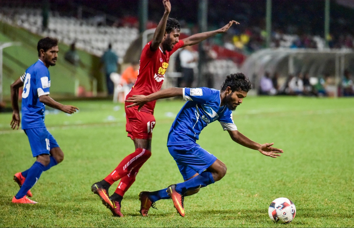 ނިއުގެ ސާމިރު (ކ) އަތުން ބޯޅަ ހޯދުމަށް ޓީސީގެ ނިޒާމް މަސައްކަތްކުރަނީ. --ފޮޓޯ: ނިޝާން އަލީ/ މިހާރު