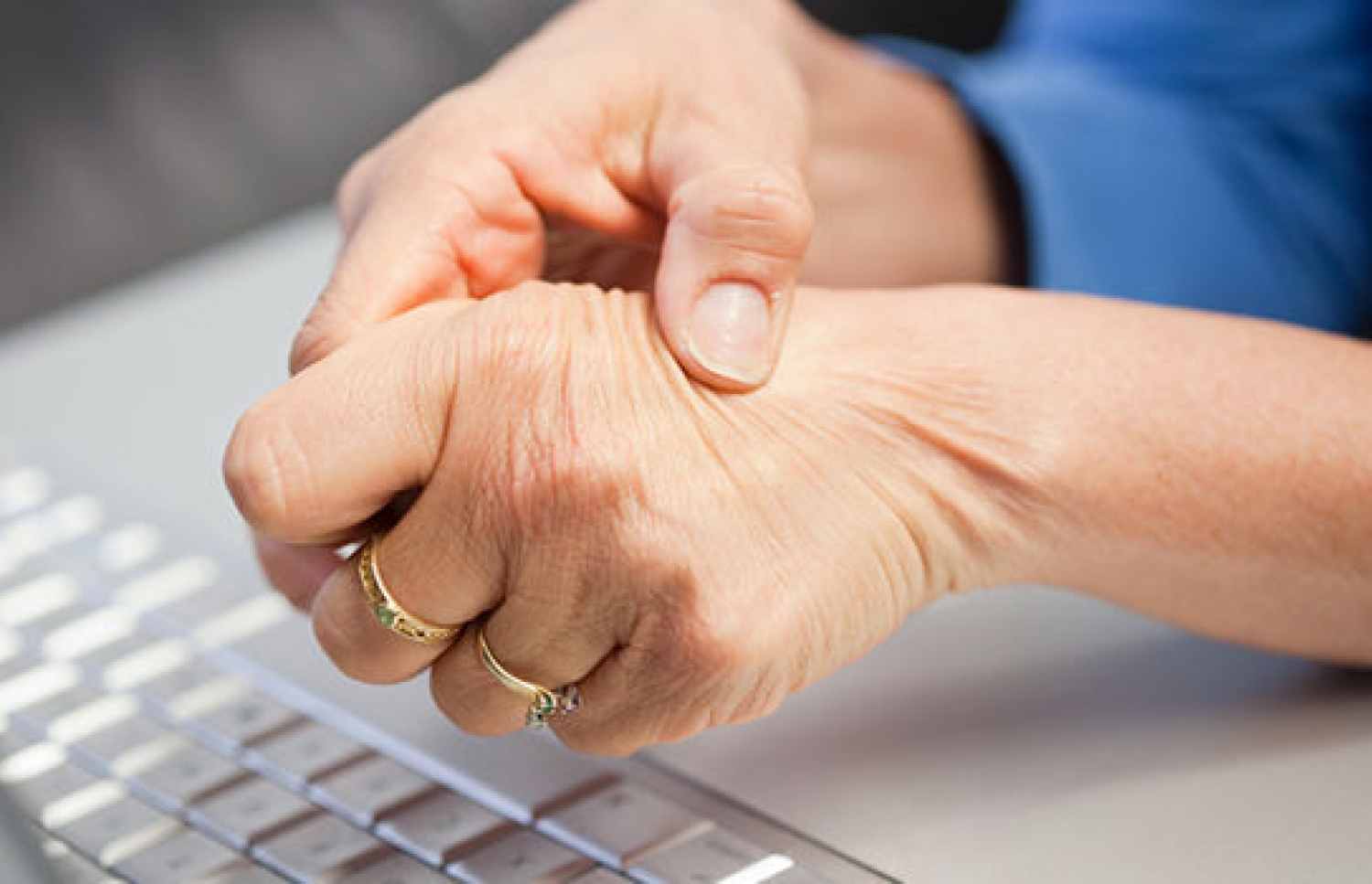 އާތުރައިޓިސް ޖެހުމުން ހުޅުތަކުގައި ވަރަށް ގަދަޔަށް ރިއްސާ ހަރަކާތްކުރަން އުނދަގޫވޭ